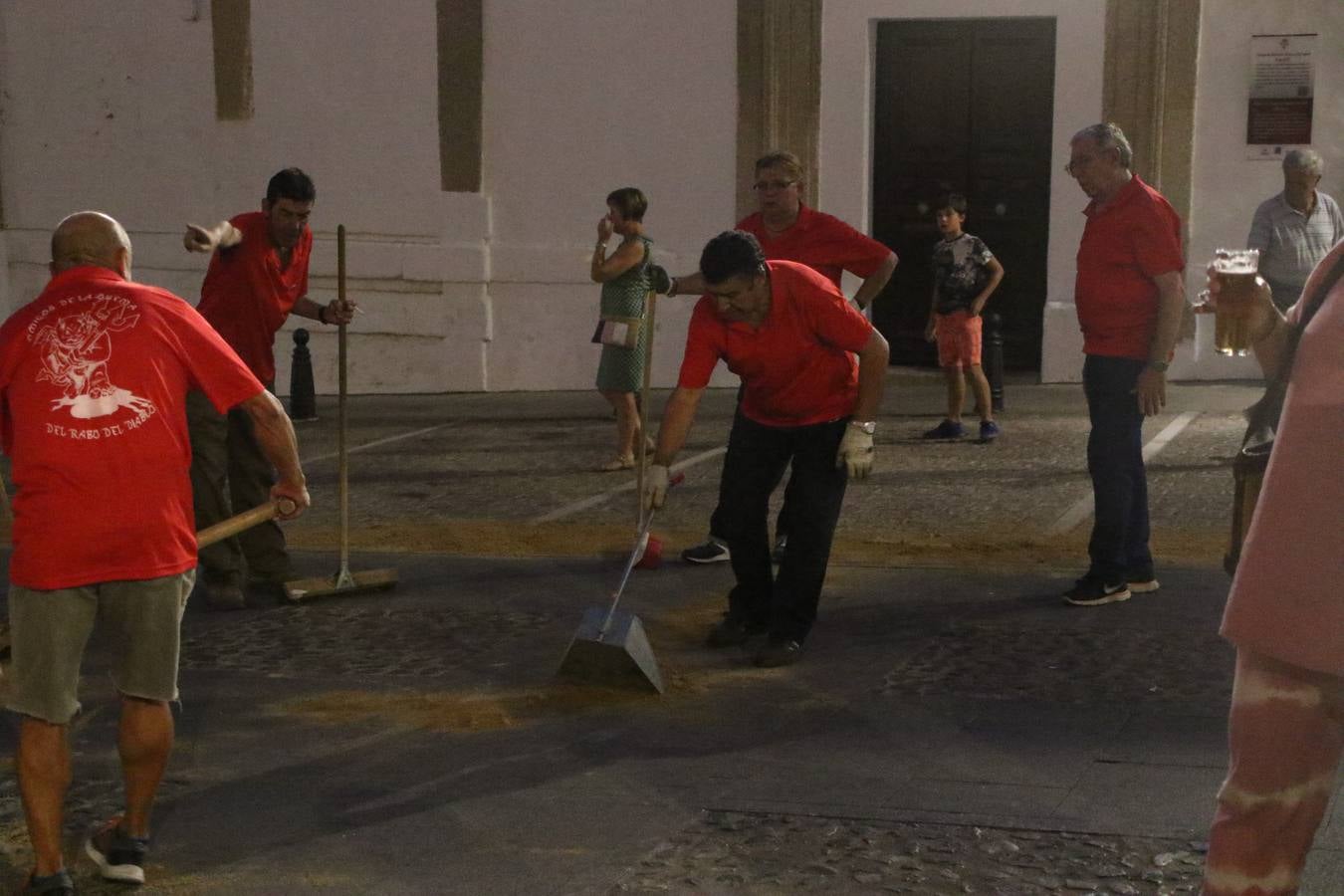 El Llano de Santa María volvió, ayer, a convertirse en el mejor escenario para la tradicional 'quema del rabo del diablo'. Una singular celebración que, en vísperas de la festividad de San Bartolomé, patrón de Jerez, tiene como protagonista al fuego como elemento purificador y está presidida por dos «monigotes» que representan al diablo y la diabla. Sobre el Llano de Santa María los 'Amigos de la quema del rabo del diablo' dispusieron hileras de pasto, formando cuadros, y terminados en un «rabo», a los que se les prendió fuego. Cuando las llamas comenzaron a extinguirse, pequeños y mayores saltaron por encima de ellas.