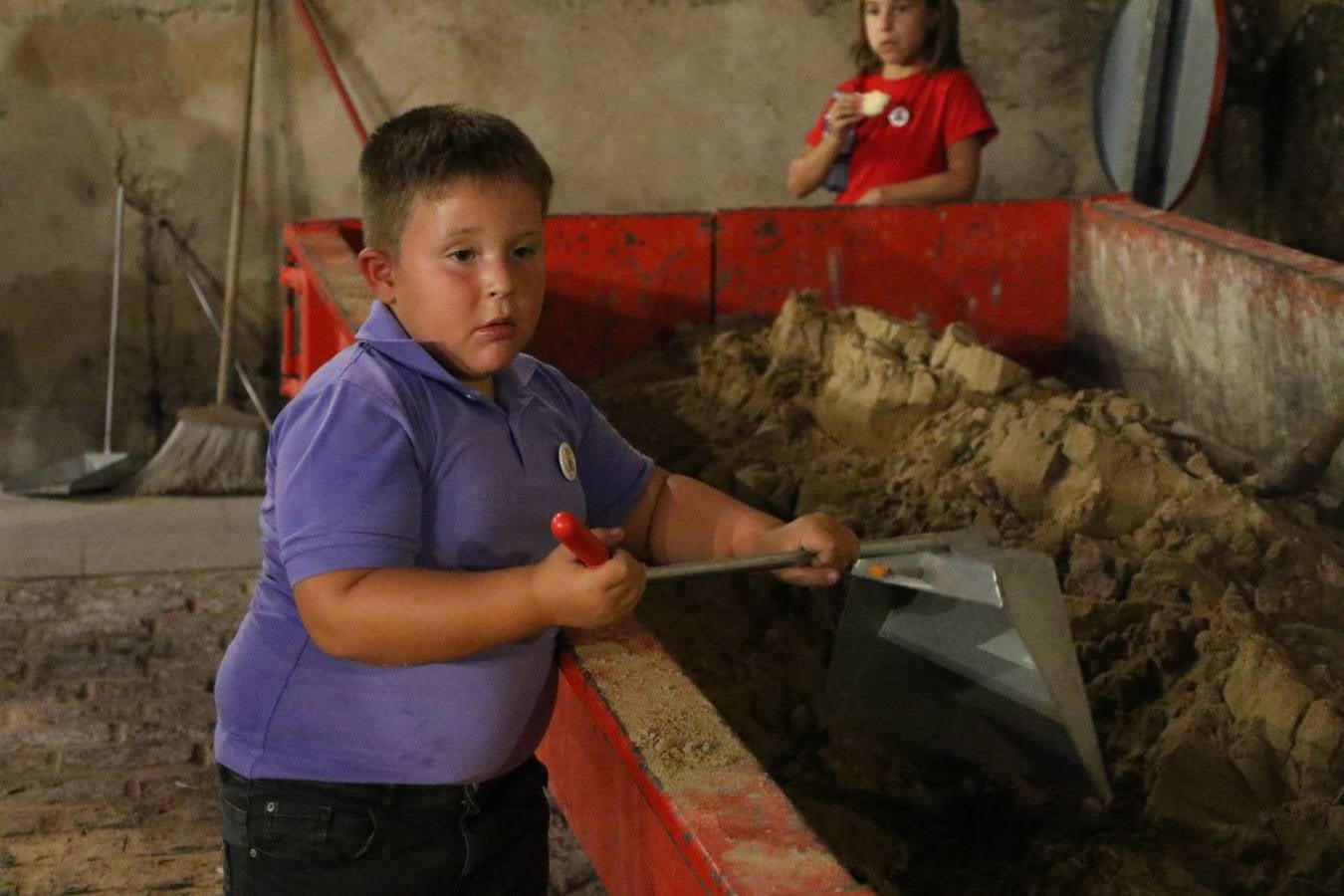 El Llano de Santa María volvió, ayer, a convertirse en el mejor escenario para la tradicional 'quema del rabo del diablo'. Una singular celebración que, en vísperas de la festividad de San Bartolomé, patrón de Jerez, tiene como protagonista al fuego como elemento purificador y está presidida por dos «monigotes» que representan al diablo y la diabla. Sobre el Llano de Santa María los 'Amigos de la quema del rabo del diablo' dispusieron hileras de pasto, formando cuadros, y terminados en un «rabo», a los que se les prendió fuego. Cuando las llamas comenzaron a extinguirse, pequeños y mayores saltaron por encima de ellas.