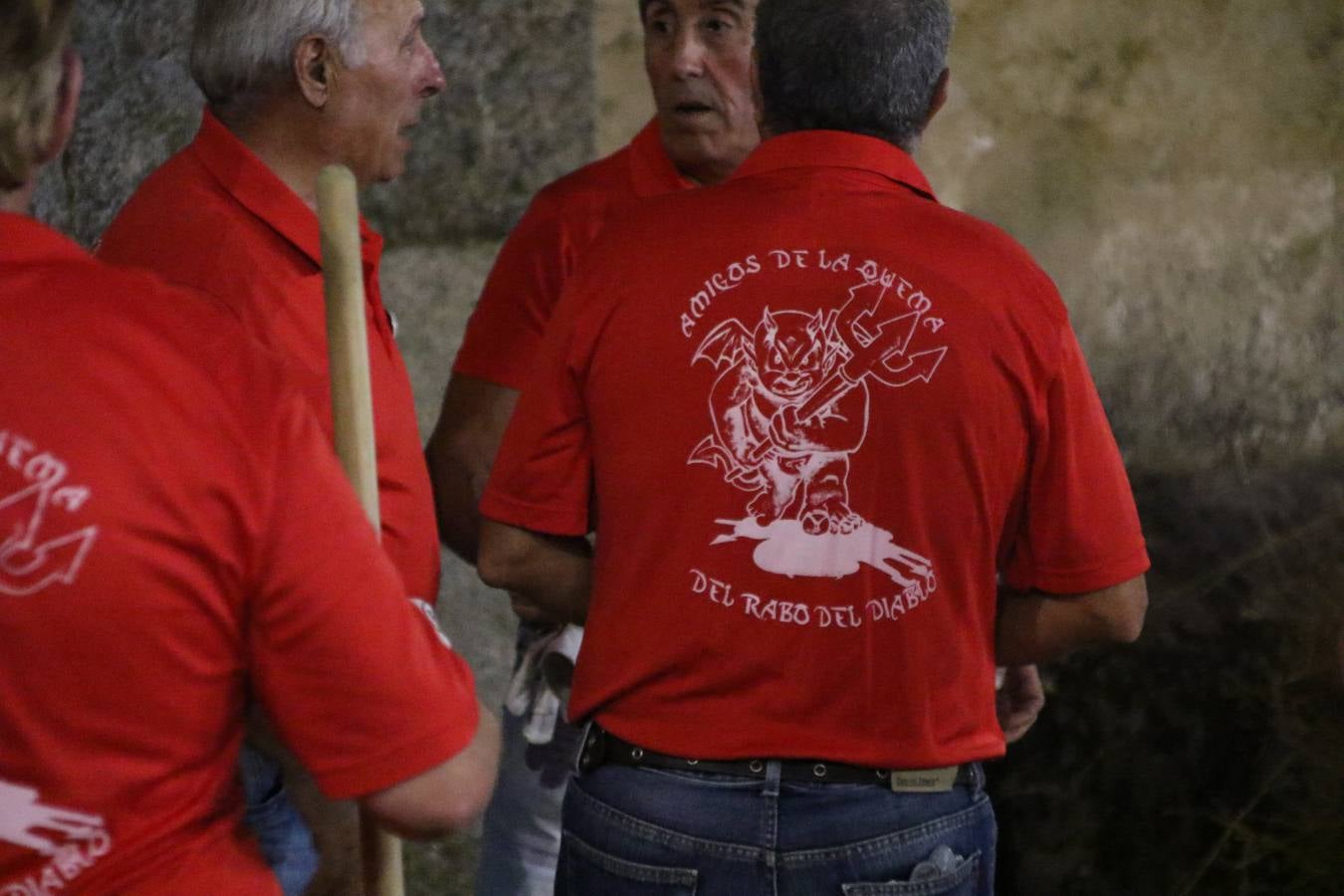 El Llano de Santa María volvió, ayer, a convertirse en el mejor escenario para la tradicional 'quema del rabo del diablo'. Una singular celebración que, en vísperas de la festividad de San Bartolomé, patrón de Jerez, tiene como protagonista al fuego como elemento purificador y está presidida por dos «monigotes» que representan al diablo y la diabla. Sobre el Llano de Santa María los 'Amigos de la quema del rabo del diablo' dispusieron hileras de pasto, formando cuadros, y terminados en un «rabo», a los que se les prendió fuego. Cuando las llamas comenzaron a extinguirse, pequeños y mayores saltaron por encima de ellas.