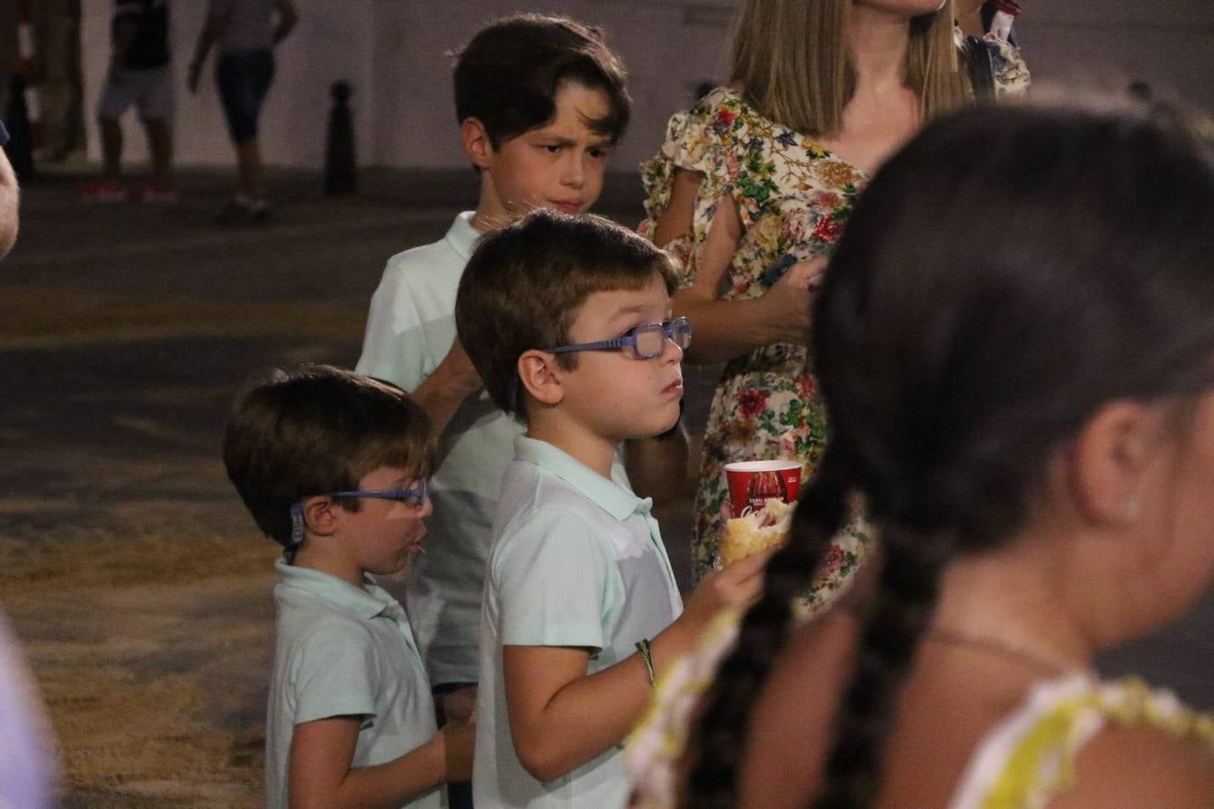 El Llano de Santa María volvió, ayer, a convertirse en el mejor escenario para la tradicional 'quema del rabo del diablo'. Una singular celebración que, en vísperas de la festividad de San Bartolomé, patrón de Jerez, tiene como protagonista al fuego como elemento purificador y está presidida por dos «monigotes» que representan al diablo y la diabla. Sobre el Llano de Santa María los 'Amigos de la quema del rabo del diablo' dispusieron hileras de pasto, formando cuadros, y terminados en un «rabo», a los que se les prendió fuego. Cuando las llamas comenzaron a extinguirse, pequeños y mayores saltaron por encima de ellas.