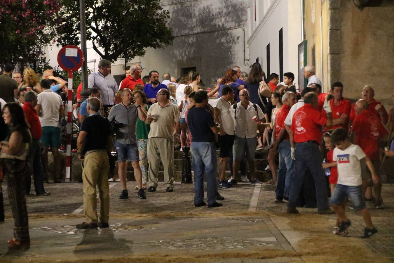 El Llano de Santa María volvió, ayer, a convertirse en el mejor escenario para la tradicional 'quema del rabo del diablo'. Una singular celebración que, en vísperas de la festividad de San Bartolomé, patrón de Jerez, tiene como protagonista al fuego como elemento purificador y está presidida por dos «monigotes» que representan al diablo y la diabla. Sobre el Llano de Santa María los 'Amigos de la quema del rabo del diablo' dispusieron hileras de pasto, formando cuadros, y terminados en un «rabo», a los que se les prendió fuego. Cuando las llamas comenzaron a extinguirse, pequeños y mayores saltaron por encima de ellas.