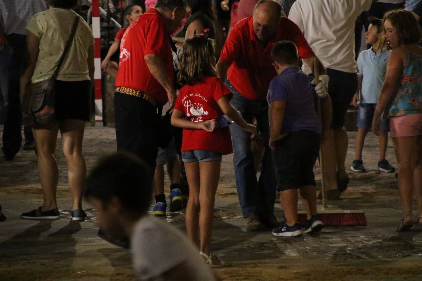 El Llano de Santa María volvió, ayer, a convertirse en el mejor escenario para la tradicional 'quema del rabo del diablo'. Una singular celebración que, en vísperas de la festividad de San Bartolomé, patrón de Jerez, tiene como protagonista al fuego como elemento purificador y está presidida por dos «monigotes» que representan al diablo y la diabla. Sobre el Llano de Santa María los 'Amigos de la quema del rabo del diablo' dispusieron hileras de pasto, formando cuadros, y terminados en un «rabo», a los que se les prendió fuego. Cuando las llamas comenzaron a extinguirse, pequeños y mayores saltaron por encima de ellas.