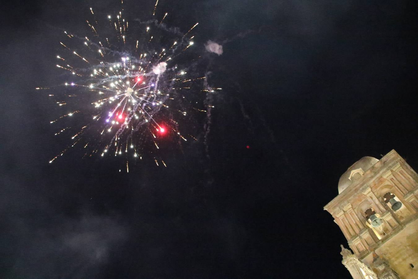 El Llano de Santa María volvió, ayer, a convertirse en el mejor escenario para la tradicional 'quema del rabo del diablo'. Una singular celebración que, en vísperas de la festividad de San Bartolomé, patrón de Jerez, tiene como protagonista al fuego como elemento purificador y está presidida por dos «monigotes» que representan al diablo y la diabla. Sobre el Llano de Santa María los 'Amigos de la quema del rabo del diablo' dispusieron hileras de pasto, formando cuadros, y terminados en un «rabo», a los que se les prendió fuego. Cuando las llamas comenzaron a extinguirse, pequeños y mayores saltaron por encima de ellas.