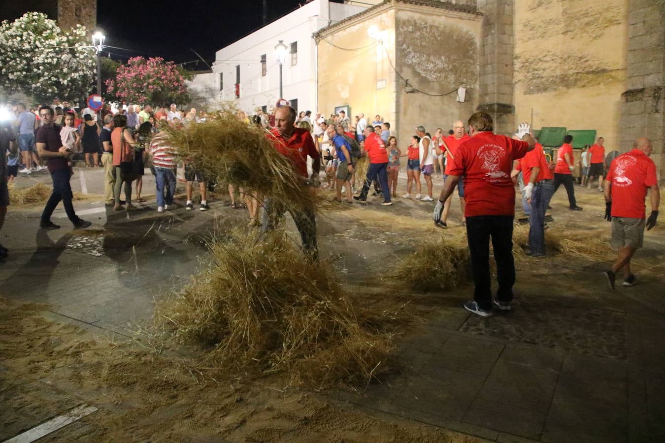 El Llano de Santa María volvió, ayer, a convertirse en el mejor escenario para la tradicional 'quema del rabo del diablo'. Una singular celebración que, en vísperas de la festividad de San Bartolomé, patrón de Jerez, tiene como protagonista al fuego como elemento purificador y está presidida por dos «monigotes» que representan al diablo y la diabla. Sobre el Llano de Santa María los 'Amigos de la quema del rabo del diablo' dispusieron hileras de pasto, formando cuadros, y terminados en un «rabo», a los que se les prendió fuego. Cuando las llamas comenzaron a extinguirse, pequeños y mayores saltaron por encima de ellas.