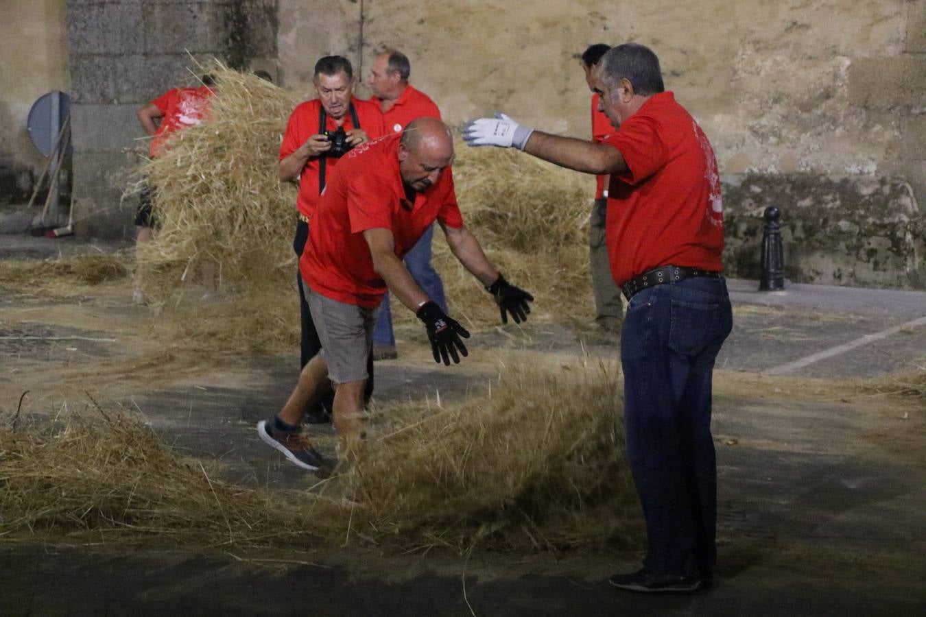 El Llano de Santa María volvió, ayer, a convertirse en el mejor escenario para la tradicional 'quema del rabo del diablo'. Una singular celebración que, en vísperas de la festividad de San Bartolomé, patrón de Jerez, tiene como protagonista al fuego como elemento purificador y está presidida por dos «monigotes» que representan al diablo y la diabla. Sobre el Llano de Santa María los 'Amigos de la quema del rabo del diablo' dispusieron hileras de pasto, formando cuadros, y terminados en un «rabo», a los que se les prendió fuego. Cuando las llamas comenzaron a extinguirse, pequeños y mayores saltaron por encima de ellas.