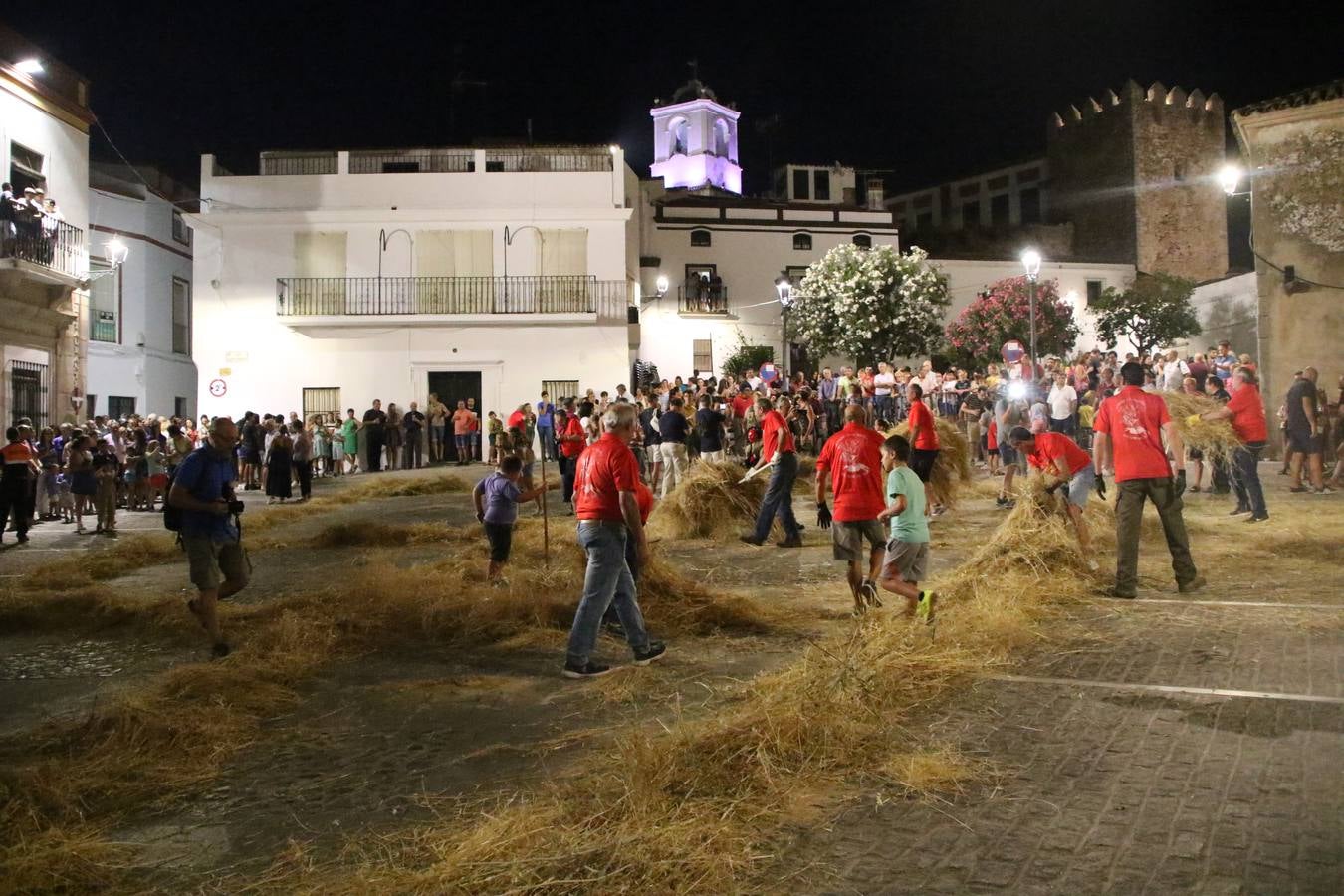 El Llano de Santa María volvió, ayer, a convertirse en el mejor escenario para la tradicional 'quema del rabo del diablo'. Una singular celebración que, en vísperas de la festividad de San Bartolomé, patrón de Jerez, tiene como protagonista al fuego como elemento purificador y está presidida por dos «monigotes» que representan al diablo y la diabla. Sobre el Llano de Santa María los 'Amigos de la quema del rabo del diablo' dispusieron hileras de pasto, formando cuadros, y terminados en un «rabo», a los que se les prendió fuego. Cuando las llamas comenzaron a extinguirse, pequeños y mayores saltaron por encima de ellas.