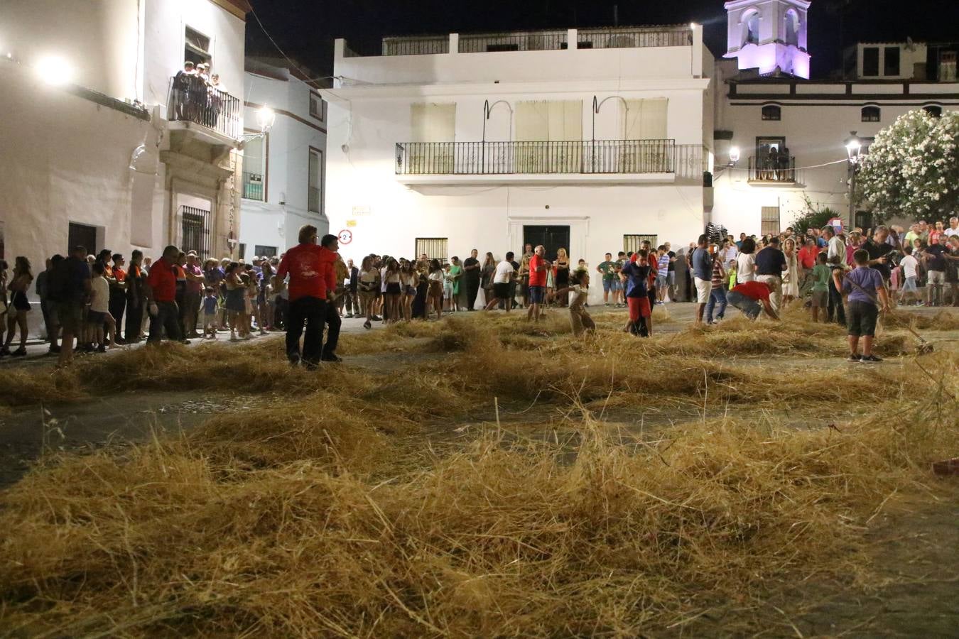 El Llano de Santa María volvió, ayer, a convertirse en el mejor escenario para la tradicional 'quema del rabo del diablo'. Una singular celebración que, en vísperas de la festividad de San Bartolomé, patrón de Jerez, tiene como protagonista al fuego como elemento purificador y está presidida por dos «monigotes» que representan al diablo y la diabla. Sobre el Llano de Santa María los 'Amigos de la quema del rabo del diablo' dispusieron hileras de pasto, formando cuadros, y terminados en un «rabo», a los que se les prendió fuego. Cuando las llamas comenzaron a extinguirse, pequeños y mayores saltaron por encima de ellas.