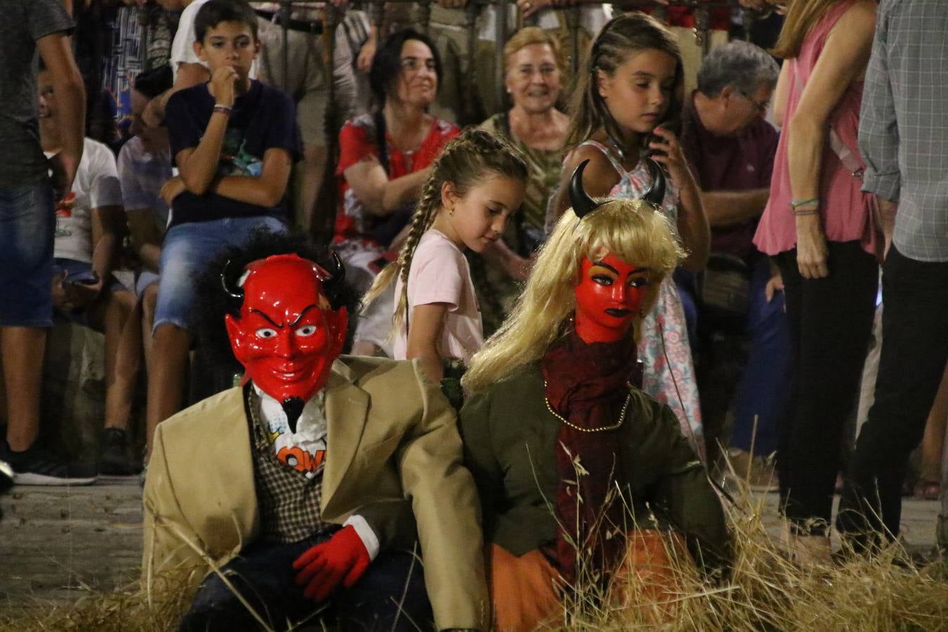El Llano de Santa María volvió, ayer, a convertirse en el mejor escenario para la tradicional 'quema del rabo del diablo'. Una singular celebración que, en vísperas de la festividad de San Bartolomé, patrón de Jerez, tiene como protagonista al fuego como elemento purificador y está presidida por dos «monigotes» que representan al diablo y la diabla. Sobre el Llano de Santa María los 'Amigos de la quema del rabo del diablo' dispusieron hileras de pasto, formando cuadros, y terminados en un «rabo», a los que se les prendió fuego. Cuando las llamas comenzaron a extinguirse, pequeños y mayores saltaron por encima de ellas.
