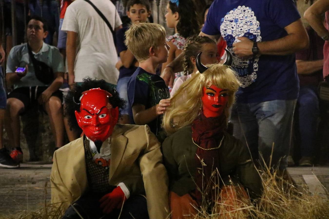 El Llano de Santa María volvió, ayer, a convertirse en el mejor escenario para la tradicional 'quema del rabo del diablo'. Una singular celebración que, en vísperas de la festividad de San Bartolomé, patrón de Jerez, tiene como protagonista al fuego como elemento purificador y está presidida por dos «monigotes» que representan al diablo y la diabla. Sobre el Llano de Santa María los 'Amigos de la quema del rabo del diablo' dispusieron hileras de pasto, formando cuadros, y terminados en un «rabo», a los que se les prendió fuego. Cuando las llamas comenzaron a extinguirse, pequeños y mayores saltaron por encima de ellas.