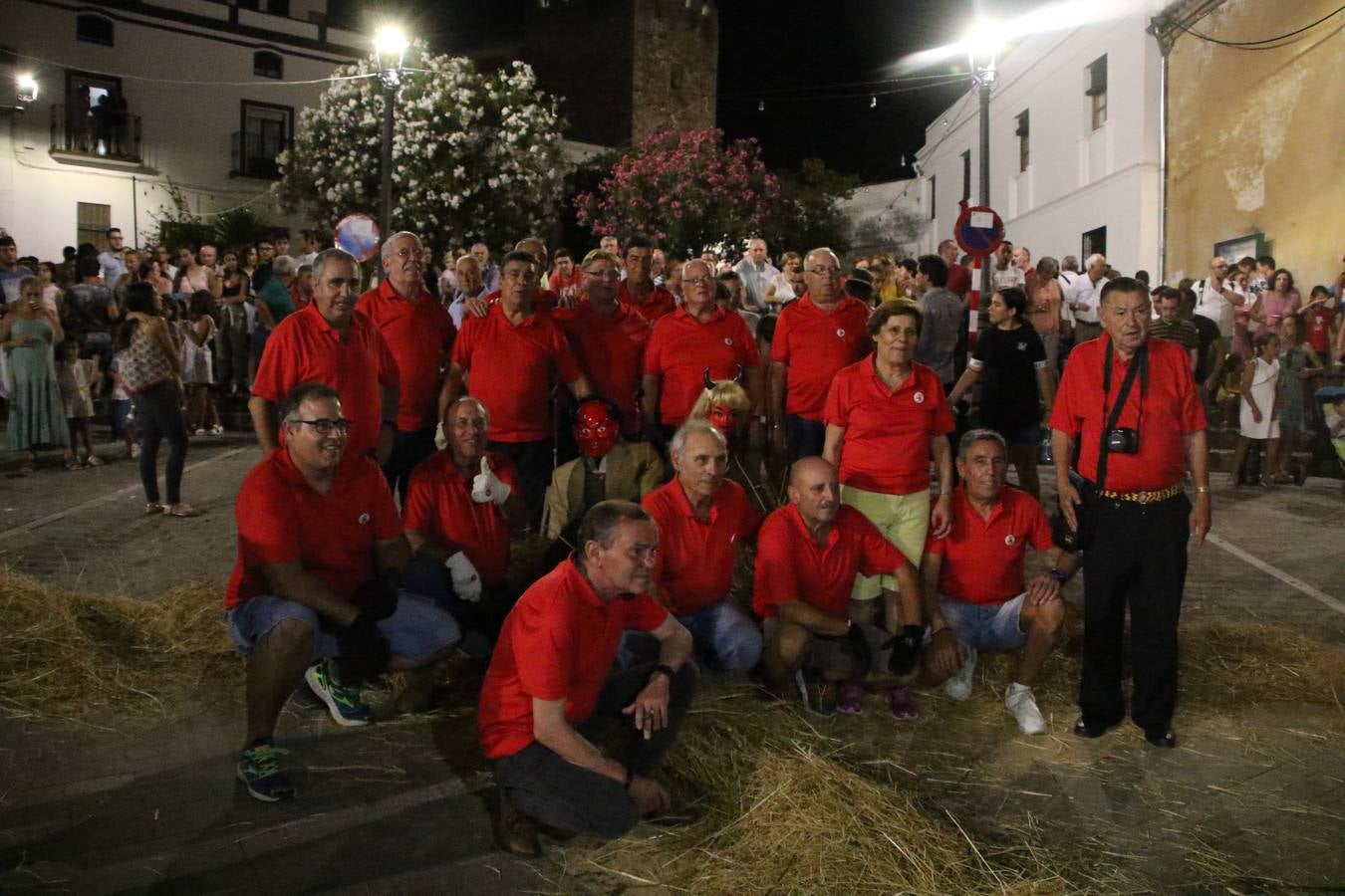 El Llano de Santa María volvió, ayer, a convertirse en el mejor escenario para la tradicional 'quema del rabo del diablo'. Una singular celebración que, en vísperas de la festividad de San Bartolomé, patrón de Jerez, tiene como protagonista al fuego como elemento purificador y está presidida por dos «monigotes» que representan al diablo y la diabla. Sobre el Llano de Santa María los 'Amigos de la quema del rabo del diablo' dispusieron hileras de pasto, formando cuadros, y terminados en un «rabo», a los que se les prendió fuego. Cuando las llamas comenzaron a extinguirse, pequeños y mayores saltaron por encima de ellas.