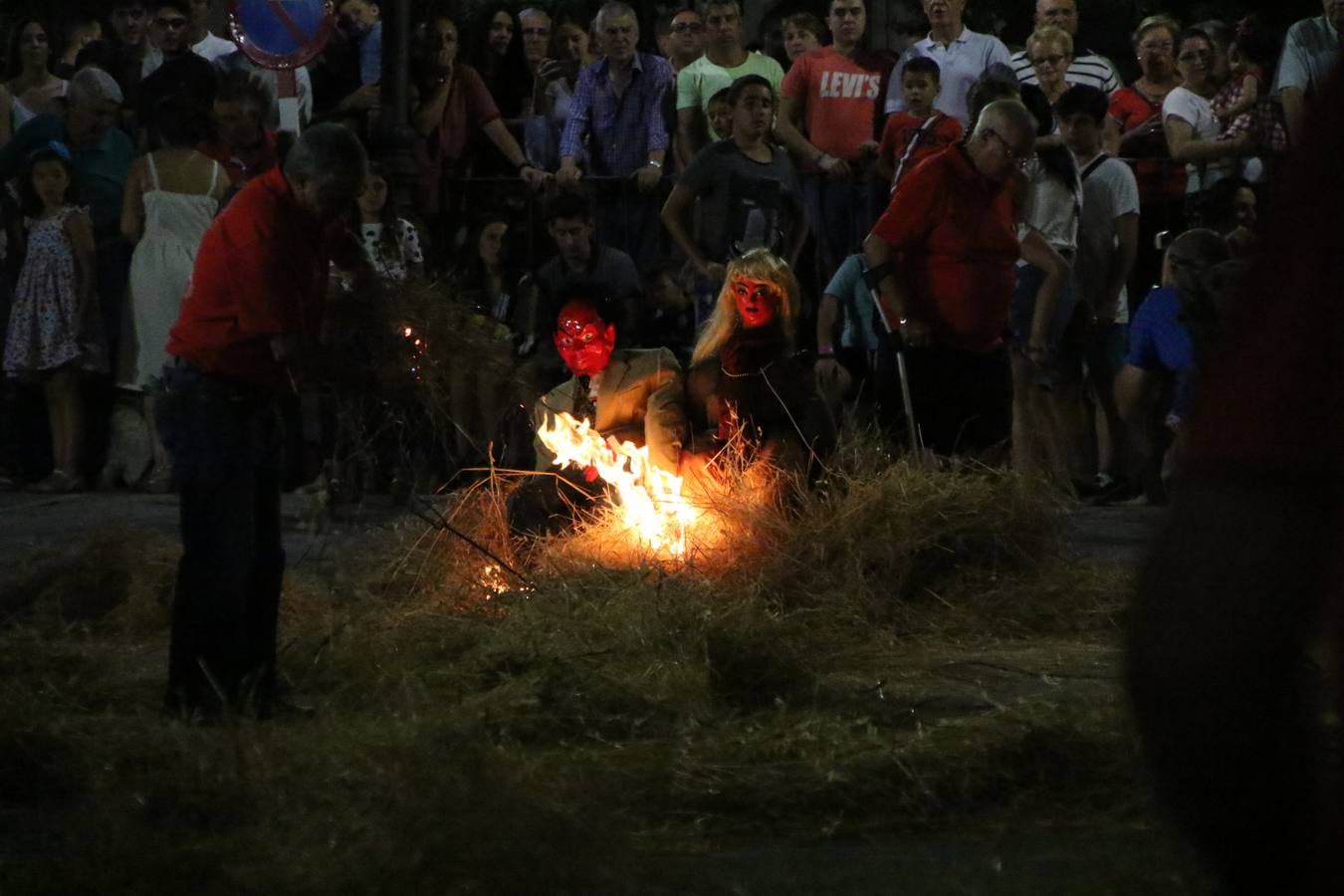 El Llano de Santa María volvió, ayer, a convertirse en el mejor escenario para la tradicional 'quema del rabo del diablo'. Una singular celebración que, en vísperas de la festividad de San Bartolomé, patrón de Jerez, tiene como protagonista al fuego como elemento purificador y está presidida por dos «monigotes» que representan al diablo y la diabla. Sobre el Llano de Santa María los 'Amigos de la quema del rabo del diablo' dispusieron hileras de pasto, formando cuadros, y terminados en un «rabo», a los que se les prendió fuego. Cuando las llamas comenzaron a extinguirse, pequeños y mayores saltaron por encima de ellas.