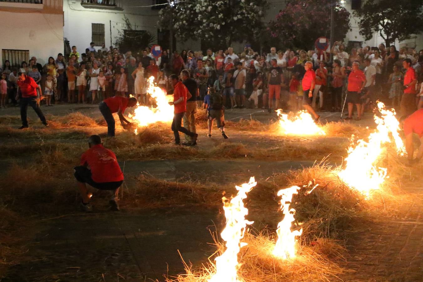 El Llano de Santa María volvió, ayer, a convertirse en el mejor escenario para la tradicional 'quema del rabo del diablo'. Una singular celebración que, en vísperas de la festividad de San Bartolomé, patrón de Jerez, tiene como protagonista al fuego como elemento purificador y está presidida por dos «monigotes» que representan al diablo y la diabla. Sobre el Llano de Santa María los 'Amigos de la quema del rabo del diablo' dispusieron hileras de pasto, formando cuadros, y terminados en un «rabo», a los que se les prendió fuego. Cuando las llamas comenzaron a extinguirse, pequeños y mayores saltaron por encima de ellas.