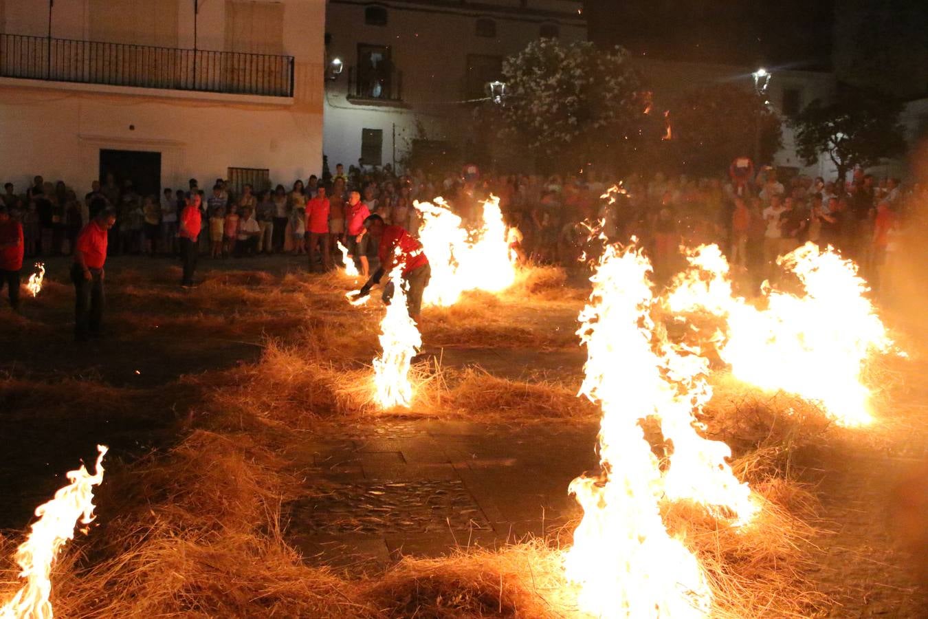El Llano de Santa María volvió, ayer, a convertirse en el mejor escenario para la tradicional 'quema del rabo del diablo'. Una singular celebración que, en vísperas de la festividad de San Bartolomé, patrón de Jerez, tiene como protagonista al fuego como elemento purificador y está presidida por dos «monigotes» que representan al diablo y la diabla. Sobre el Llano de Santa María los 'Amigos de la quema del rabo del diablo' dispusieron hileras de pasto, formando cuadros, y terminados en un «rabo», a los que se les prendió fuego. Cuando las llamas comenzaron a extinguirse, pequeños y mayores saltaron por encima de ellas.