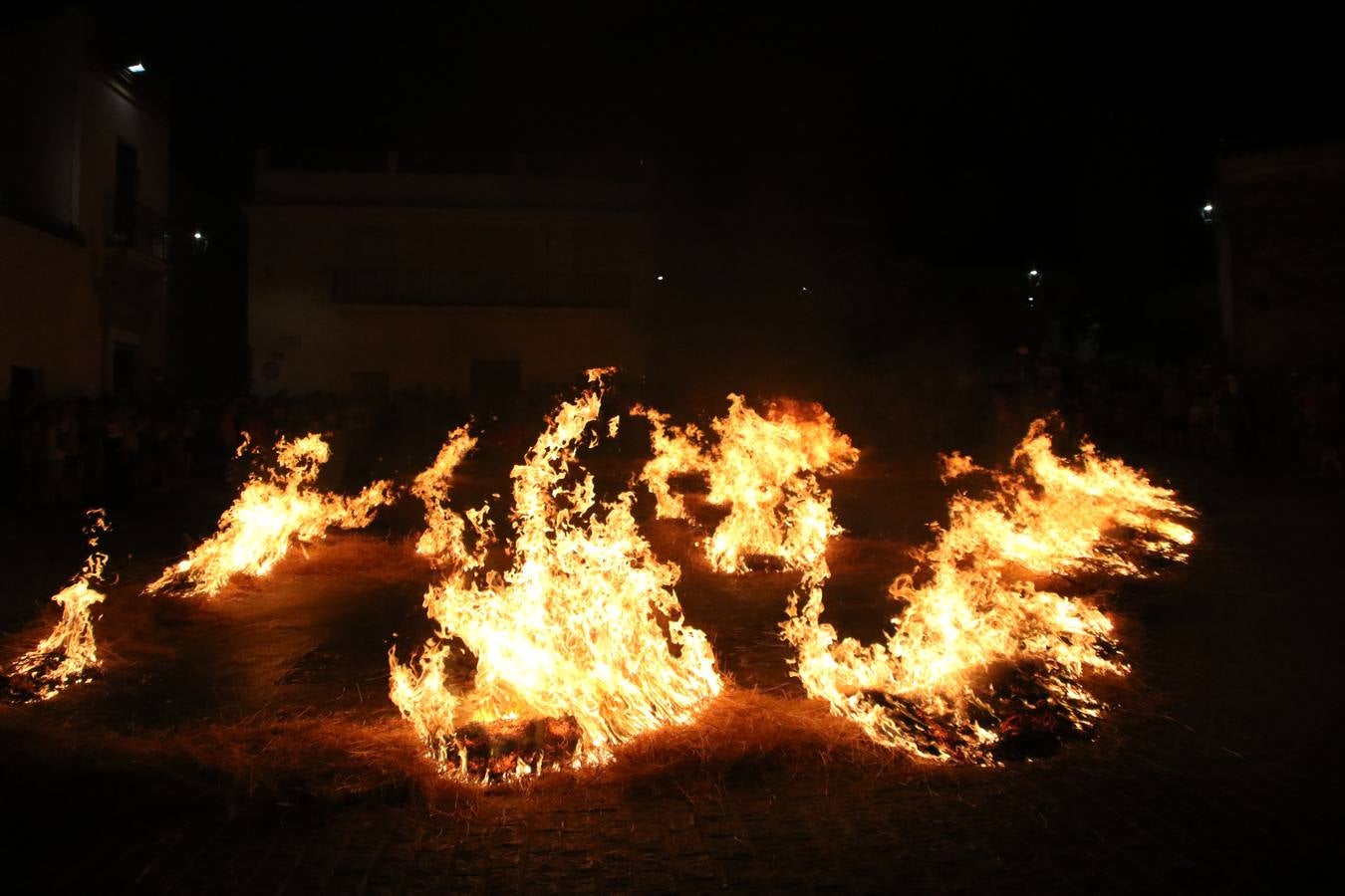 El Llano de Santa María volvió, ayer, a convertirse en el mejor escenario para la tradicional 'quema del rabo del diablo'. Una singular celebración que, en vísperas de la festividad de San Bartolomé, patrón de Jerez, tiene como protagonista al fuego como elemento purificador y está presidida por dos «monigotes» que representan al diablo y la diabla. Sobre el Llano de Santa María los 'Amigos de la quema del rabo del diablo' dispusieron hileras de pasto, formando cuadros, y terminados en un «rabo», a los que se les prendió fuego. Cuando las llamas comenzaron a extinguirse, pequeños y mayores saltaron por encima de ellas.