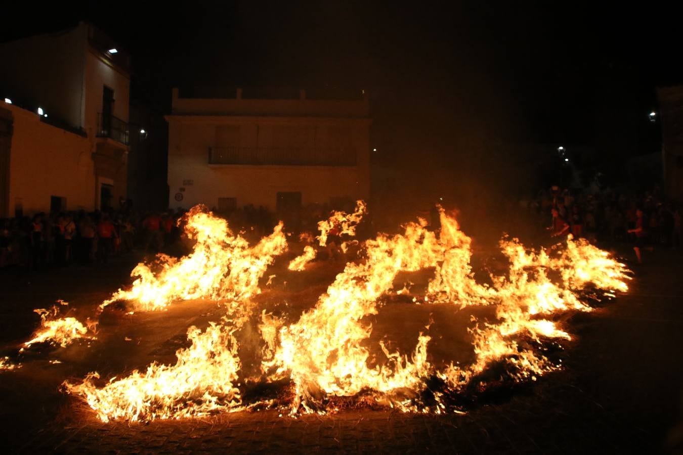 El Llano de Santa María volvió, ayer, a convertirse en el mejor escenario para la tradicional 'quema del rabo del diablo'. Una singular celebración que, en vísperas de la festividad de San Bartolomé, patrón de Jerez, tiene como protagonista al fuego como elemento purificador y está presidida por dos «monigotes» que representan al diablo y la diabla. Sobre el Llano de Santa María los 'Amigos de la quema del rabo del diablo' dispusieron hileras de pasto, formando cuadros, y terminados en un «rabo», a los que se les prendió fuego. Cuando las llamas comenzaron a extinguirse, pequeños y mayores saltaron por encima de ellas.