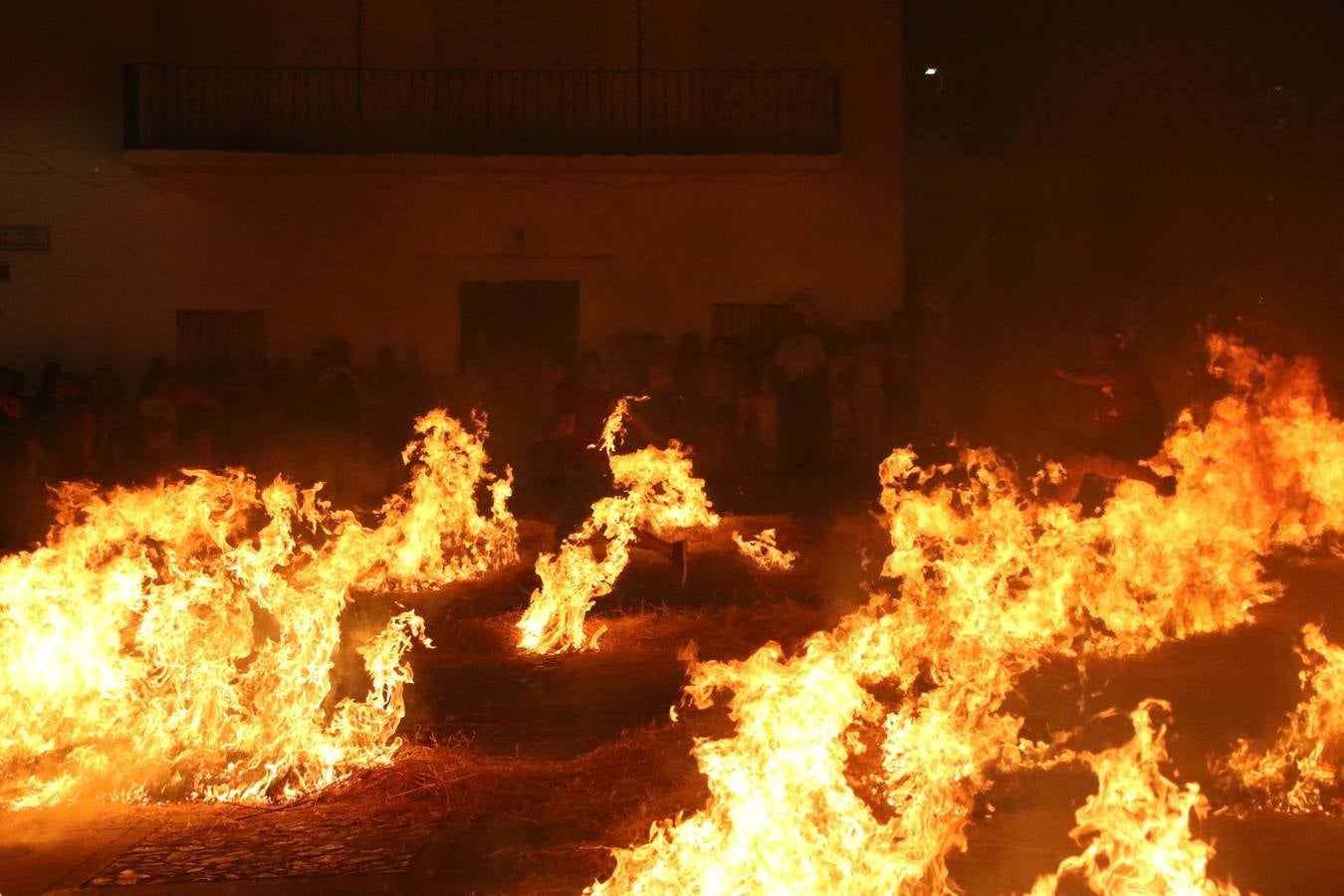 El Llano de Santa María volvió, ayer, a convertirse en el mejor escenario para la tradicional 'quema del rabo del diablo'. Una singular celebración que, en vísperas de la festividad de San Bartolomé, patrón de Jerez, tiene como protagonista al fuego como elemento purificador y está presidida por dos «monigotes» que representan al diablo y la diabla. Sobre el Llano de Santa María los 'Amigos de la quema del rabo del diablo' dispusieron hileras de pasto, formando cuadros, y terminados en un «rabo», a los que se les prendió fuego. Cuando las llamas comenzaron a extinguirse, pequeños y mayores saltaron por encima de ellas.