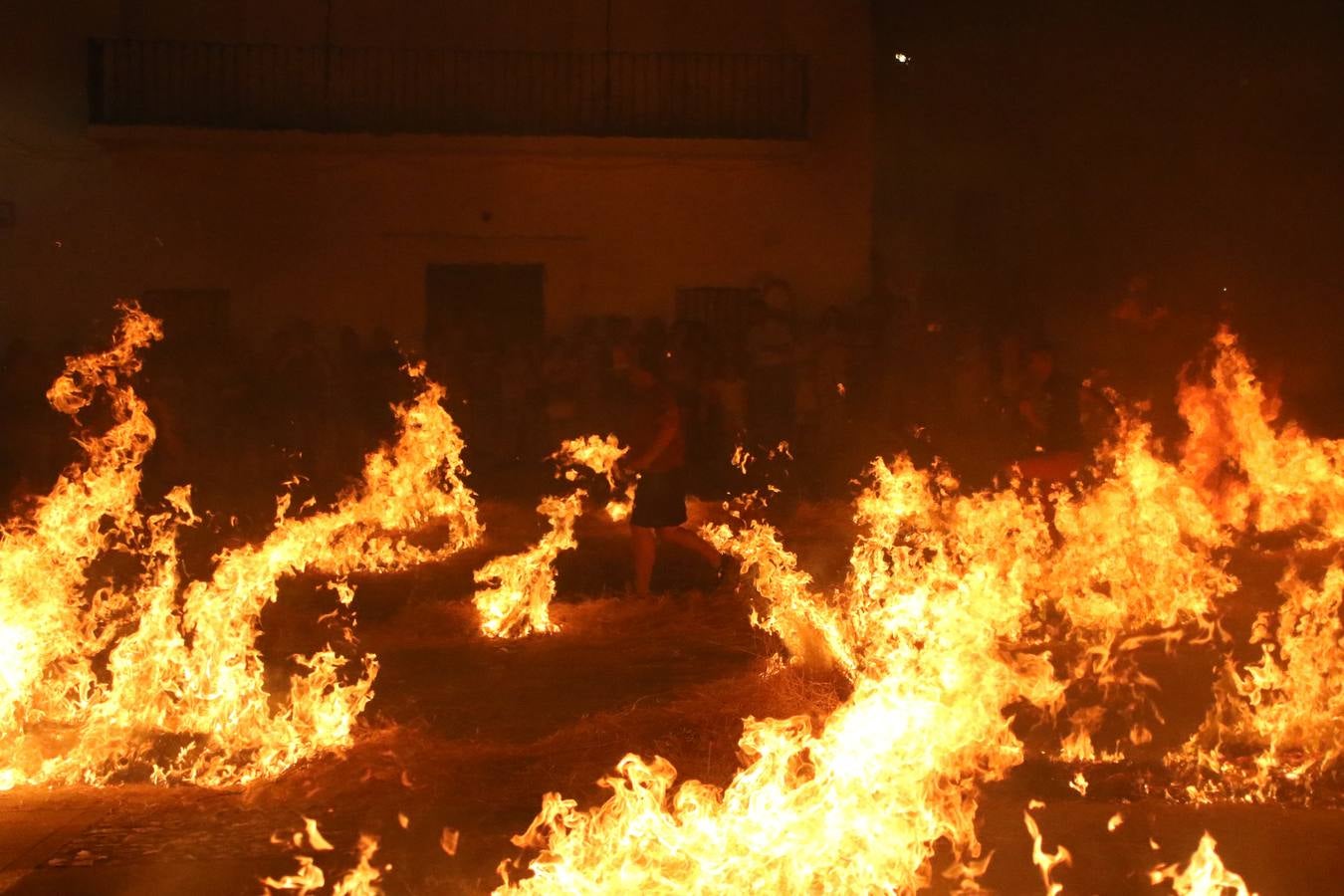 El Llano de Santa María volvió, ayer, a convertirse en el mejor escenario para la tradicional 'quema del rabo del diablo'. Una singular celebración que, en vísperas de la festividad de San Bartolomé, patrón de Jerez, tiene como protagonista al fuego como elemento purificador y está presidida por dos «monigotes» que representan al diablo y la diabla. Sobre el Llano de Santa María los 'Amigos de la quema del rabo del diablo' dispusieron hileras de pasto, formando cuadros, y terminados en un «rabo», a los que se les prendió fuego. Cuando las llamas comenzaron a extinguirse, pequeños y mayores saltaron por encima de ellas.