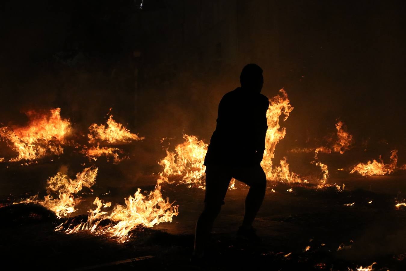 El Llano de Santa María volvió, ayer, a convertirse en el mejor escenario para la tradicional 'quema del rabo del diablo'. Una singular celebración que, en vísperas de la festividad de San Bartolomé, patrón de Jerez, tiene como protagonista al fuego como elemento purificador y está presidida por dos «monigotes» que representan al diablo y la diabla. Sobre el Llano de Santa María los 'Amigos de la quema del rabo del diablo' dispusieron hileras de pasto, formando cuadros, y terminados en un «rabo», a los que se les prendió fuego. Cuando las llamas comenzaron a extinguirse, pequeños y mayores saltaron por encima de ellas.