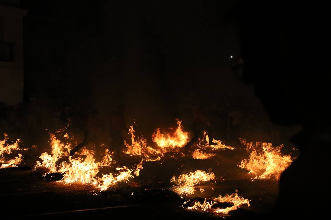 El Llano de Santa María volvió, ayer, a convertirse en el mejor escenario para la tradicional 'quema del rabo del diablo'. Una singular celebración que, en vísperas de la festividad de San Bartolomé, patrón de Jerez, tiene como protagonista al fuego como elemento purificador y está presidida por dos «monigotes» que representan al diablo y la diabla. Sobre el Llano de Santa María los 'Amigos de la quema del rabo del diablo' dispusieron hileras de pasto, formando cuadros, y terminados en un «rabo», a los que se les prendió fuego. Cuando las llamas comenzaron a extinguirse, pequeños y mayores saltaron por encima de ellas.