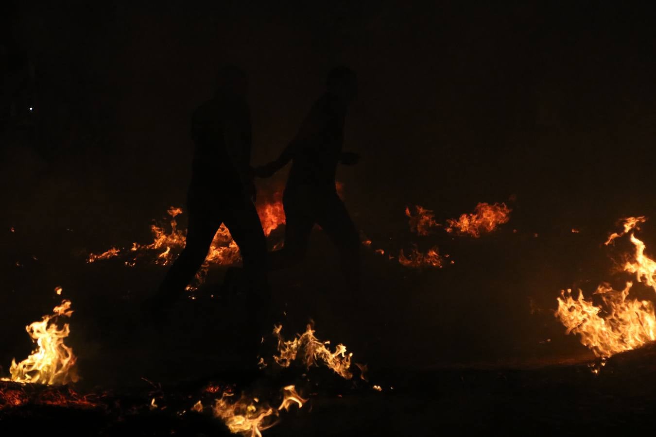 El Llano de Santa María volvió, ayer, a convertirse en el mejor escenario para la tradicional 'quema del rabo del diablo'. Una singular celebración que, en vísperas de la festividad de San Bartolomé, patrón de Jerez, tiene como protagonista al fuego como elemento purificador y está presidida por dos «monigotes» que representan al diablo y la diabla. Sobre el Llano de Santa María los 'Amigos de la quema del rabo del diablo' dispusieron hileras de pasto, formando cuadros, y terminados en un «rabo», a los que se les prendió fuego. Cuando las llamas comenzaron a extinguirse, pequeños y mayores saltaron por encima de ellas.
