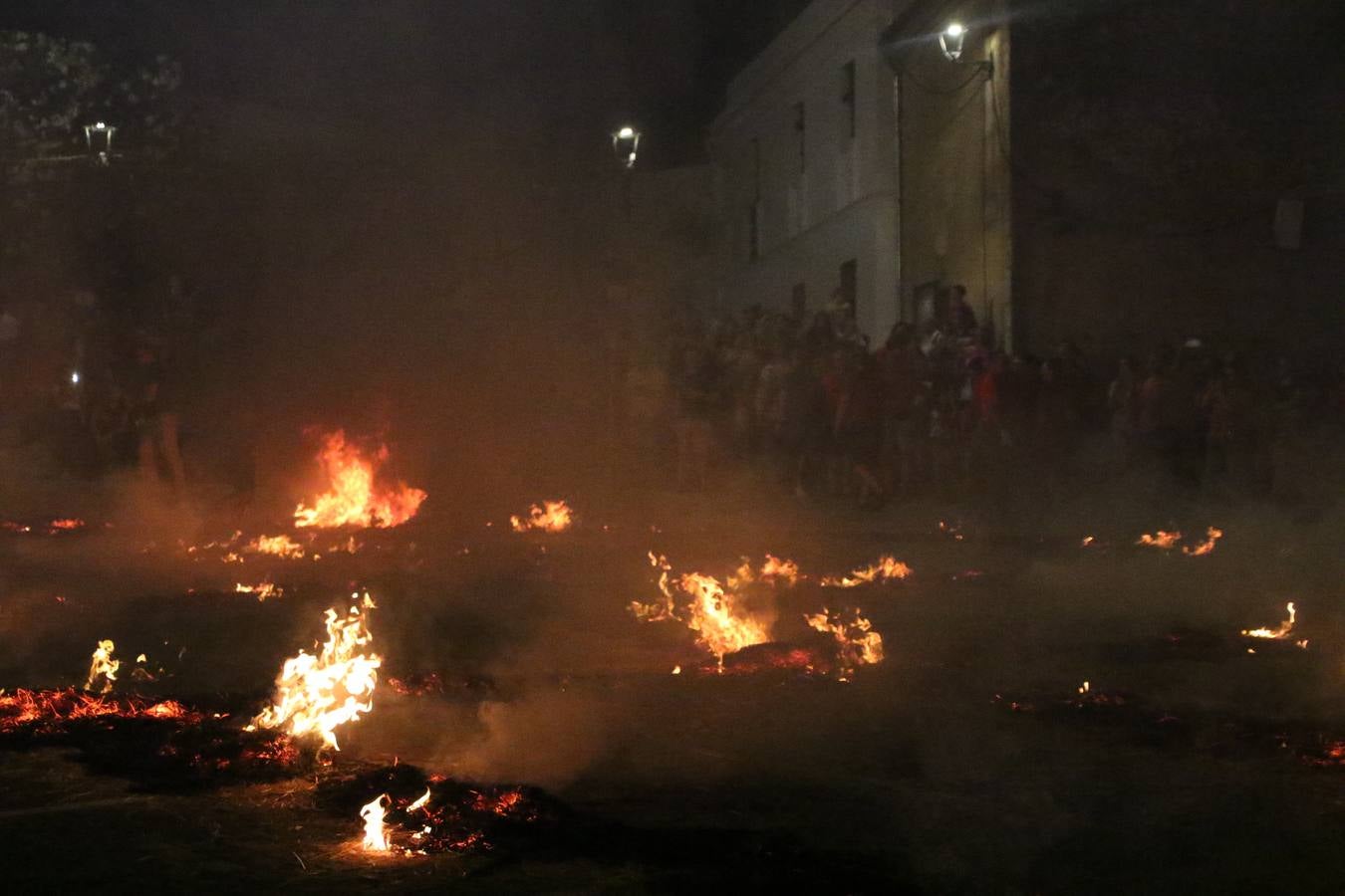 El Llano de Santa María volvió, ayer, a convertirse en el mejor escenario para la tradicional 'quema del rabo del diablo'. Una singular celebración que, en vísperas de la festividad de San Bartolomé, patrón de Jerez, tiene como protagonista al fuego como elemento purificador y está presidida por dos «monigotes» que representan al diablo y la diabla. Sobre el Llano de Santa María los 'Amigos de la quema del rabo del diablo' dispusieron hileras de pasto, formando cuadros, y terminados en un «rabo», a los que se les prendió fuego. Cuando las llamas comenzaron a extinguirse, pequeños y mayores saltaron por encima de ellas.