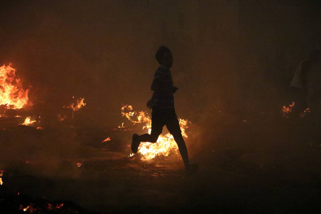 El Llano de Santa María volvió, ayer, a convertirse en el mejor escenario para la tradicional 'quema del rabo del diablo'. Una singular celebración que, en vísperas de la festividad de San Bartolomé, patrón de Jerez, tiene como protagonista al fuego como elemento purificador y está presidida por dos «monigotes» que representan al diablo y la diabla. Sobre el Llano de Santa María los 'Amigos de la quema del rabo del diablo' dispusieron hileras de pasto, formando cuadros, y terminados en un «rabo», a los que se les prendió fuego. Cuando las llamas comenzaron a extinguirse, pequeños y mayores saltaron por encima de ellas.