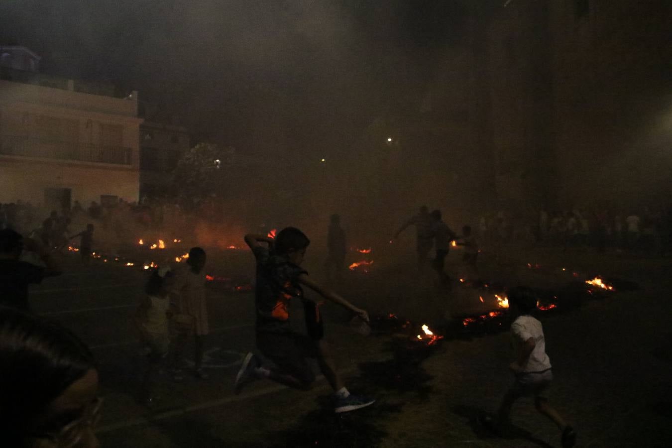 El Llano de Santa María volvió, ayer, a convertirse en el mejor escenario para la tradicional 'quema del rabo del diablo'. Una singular celebración que, en vísperas de la festividad de San Bartolomé, patrón de Jerez, tiene como protagonista al fuego como elemento purificador y está presidida por dos «monigotes» que representan al diablo y la diabla. Sobre el Llano de Santa María los 'Amigos de la quema del rabo del diablo' dispusieron hileras de pasto, formando cuadros, y terminados en un «rabo», a los que se les prendió fuego. Cuando las llamas comenzaron a extinguirse, pequeños y mayores saltaron por encima de ellas.