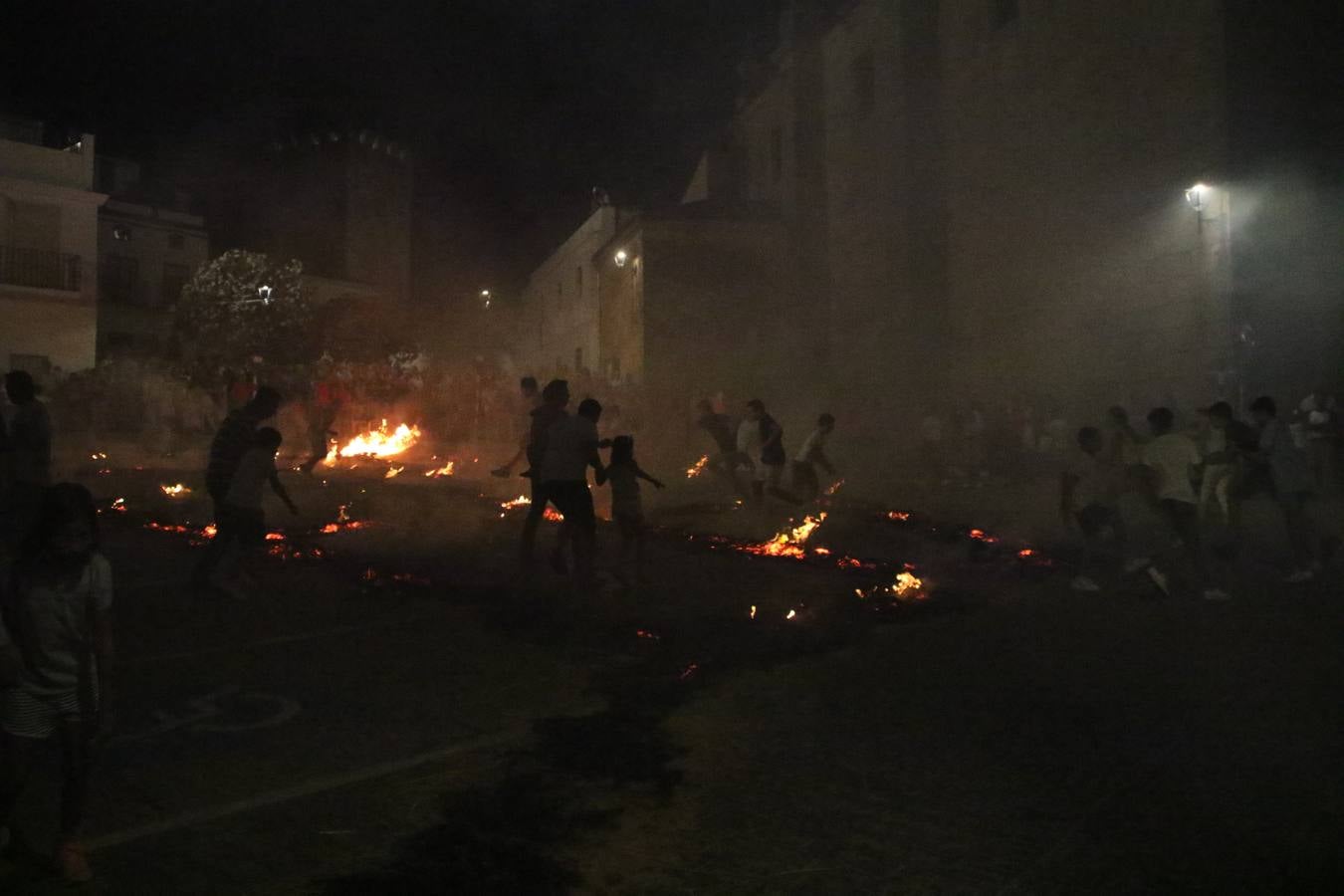 El Llano de Santa María volvió, ayer, a convertirse en el mejor escenario para la tradicional 'quema del rabo del diablo'. Una singular celebración que, en vísperas de la festividad de San Bartolomé, patrón de Jerez, tiene como protagonista al fuego como elemento purificador y está presidida por dos «monigotes» que representan al diablo y la diabla. Sobre el Llano de Santa María los 'Amigos de la quema del rabo del diablo' dispusieron hileras de pasto, formando cuadros, y terminados en un «rabo», a los que se les prendió fuego. Cuando las llamas comenzaron a extinguirse, pequeños y mayores saltaron por encima de ellas.