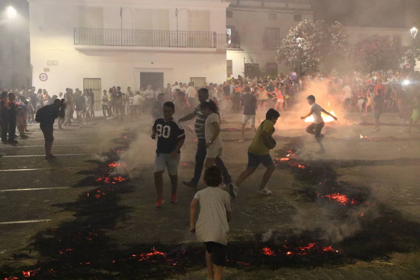 El Llano de Santa María volvió, ayer, a convertirse en el mejor escenario para la tradicional 'quema del rabo del diablo'. Una singular celebración que, en vísperas de la festividad de San Bartolomé, patrón de Jerez, tiene como protagonista al fuego como elemento purificador y está presidida por dos «monigotes» que representan al diablo y la diabla. Sobre el Llano de Santa María los 'Amigos de la quema del rabo del diablo' dispusieron hileras de pasto, formando cuadros, y terminados en un «rabo», a los que se les prendió fuego. Cuando las llamas comenzaron a extinguirse, pequeños y mayores saltaron por encima de ellas.