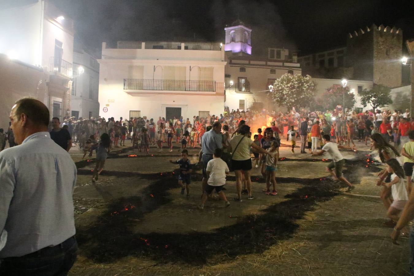 El Llano de Santa María volvió, ayer, a convertirse en el mejor escenario para la tradicional 'quema del rabo del diablo'. Una singular celebración que, en vísperas de la festividad de San Bartolomé, patrón de Jerez, tiene como protagonista al fuego como elemento purificador y está presidida por dos «monigotes» que representan al diablo y la diabla. Sobre el Llano de Santa María los 'Amigos de la quema del rabo del diablo' dispusieron hileras de pasto, formando cuadros, y terminados en un «rabo», a los que se les prendió fuego. Cuando las llamas comenzaron a extinguirse, pequeños y mayores saltaron por encima de ellas.