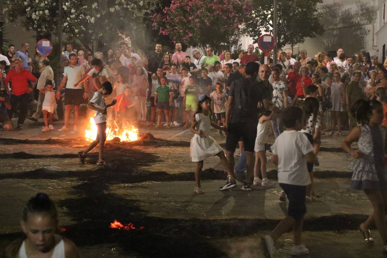 El Llano de Santa María volvió, ayer, a convertirse en el mejor escenario para la tradicional 'quema del rabo del diablo'. Una singular celebración que, en vísperas de la festividad de San Bartolomé, patrón de Jerez, tiene como protagonista al fuego como elemento purificador y está presidida por dos «monigotes» que representan al diablo y la diabla. Sobre el Llano de Santa María los 'Amigos de la quema del rabo del diablo' dispusieron hileras de pasto, formando cuadros, y terminados en un «rabo», a los que se les prendió fuego. Cuando las llamas comenzaron a extinguirse, pequeños y mayores saltaron por encima de ellas.