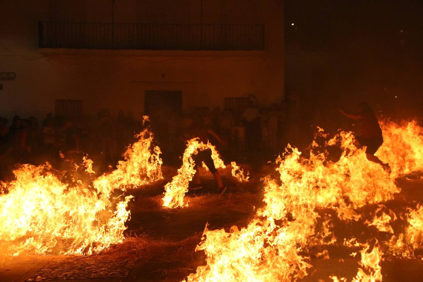 El Llano de Santa María volvió, ayer, a convertirse en el mejor escenario para la tradicional 'quema del rabo del diablo'. Una singular celebración que, en vísperas de la festividad de San Bartolomé, patrón de Jerez, tiene como protagonista al fuego como elemento purificador y está presidida por dos «monigotes» que representan al diablo y la diabla. Sobre el Llano de Santa María los 'Amigos de la quema del rabo del diablo' dispusieron hileras de pasto, formando cuadros, y terminados en un «rabo», a los que se les prendió fuego. Cuando las llamas comenzaron a extinguirse, pequeños y mayores saltaron por encima de ellas.