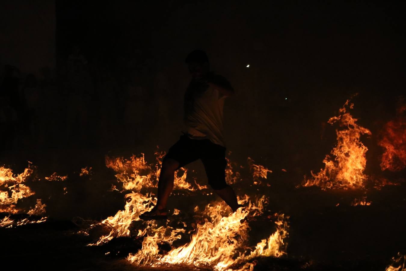 El Llano de Santa María volvió, ayer, a convertirse en el mejor escenario para la tradicional 'quema del rabo del diablo'. Una singular celebración que, en vísperas de la festividad de San Bartolomé, patrón de Jerez, tiene como protagonista al fuego como elemento purificador y está presidida por dos «monigotes» que representan al diablo y la diabla. Sobre el Llano de Santa María los 'Amigos de la quema del rabo del diablo' dispusieron hileras de pasto, formando cuadros, y terminados en un «rabo», a los que se les prendió fuego. Cuando las llamas comenzaron a extinguirse, pequeños y mayores saltaron por encima de ellas.
