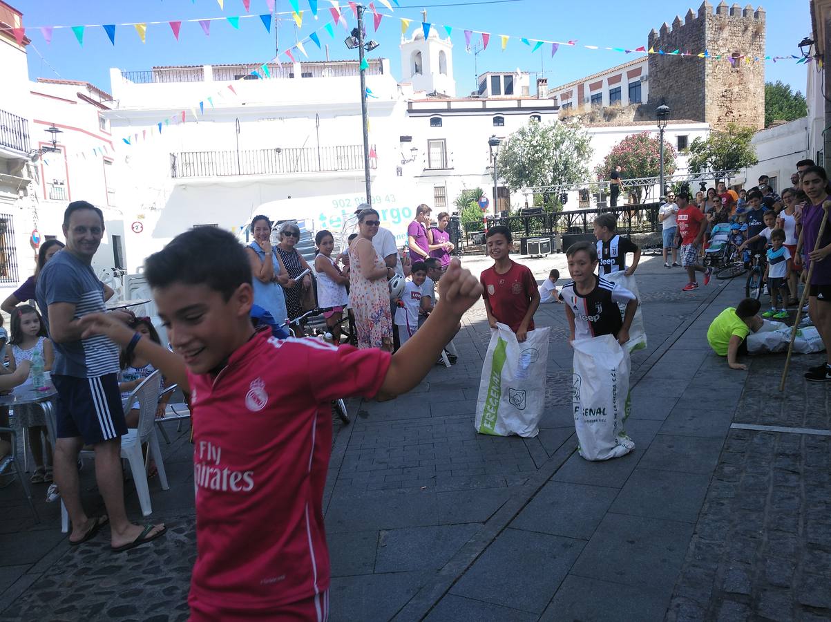 La Agrupación Musical Nuestro Padre Jesús Nazareno abrió el programa de la 'Velá' de Santa María con un magnífico concierto de verano. Todo un lujo disfrutar de la extraordinaria calidad de esta banda, al abrigo del templo visigodo jerezan. Sus integrantes deleitaron al público con la interpretación de obras muy conocidas, que invitaron a disfrutar de la fiesta que hoy prosigue en el Llano de Santa María. Esta mañana con los juegos populares: carrera de cintas en bicicleta, carrera de sacos, pucheros, juegos de agua..., junto a la apertura de la tradicional mesa de subasta y al servicio de barra para hacer frente al calor y disfrutar de sabores tradicionales, pues no ha faltado, como aperitivo, el pestorejo.
