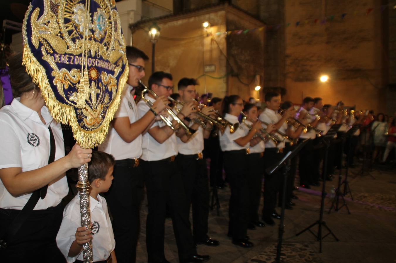La Agrupación Musical Nuestro Padre Jesús Nazareno abrió el programa de la 'Velá' de Santa María con un magnífico concierto de verano. Todo un lujo disfrutar de la extraordinaria calidad de esta banda, al abrigo del templo visigodo jerezan. Sus integrantes deleitaron al público con la interpretación de obras muy conocidas, que invitaron a disfrutar de la fiesta que hoy prosigue en el Llano de Santa María. Esta mañana con los juegos populares: carrera de cintas en bicicleta, carrera de sacos, pucheros, juegos de agua..., junto a la apertura de la tradicional mesa de subasta y al servicio de barra para hacer frente al calor y disfrutar de sabores tradicionales, pues no ha faltado, como aperitivo, el pestorejo.