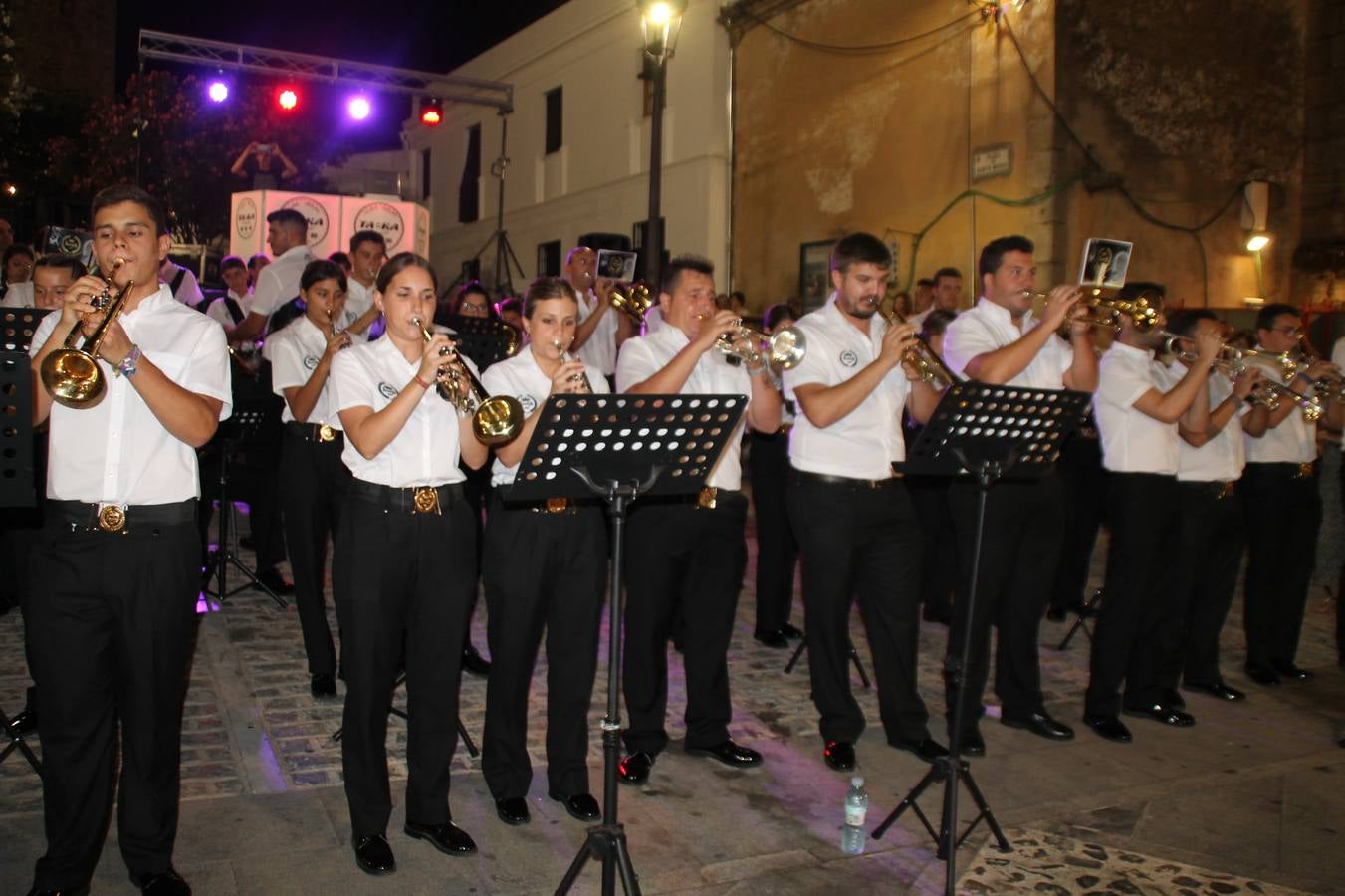 La Agrupación Musical Nuestro Padre Jesús Nazareno abrió el programa de la 'Velá' de Santa María con un magnífico concierto de verano. Todo un lujo disfrutar de la extraordinaria calidad de esta banda, al abrigo del templo visigodo jerezan. Sus integrantes deleitaron al público con la interpretación de obras muy conocidas, que invitaron a disfrutar de la fiesta que hoy prosigue en el Llano de Santa María. Esta mañana con los juegos populares: carrera de cintas en bicicleta, carrera de sacos, pucheros, juegos de agua..., junto a la apertura de la tradicional mesa de subasta y al servicio de barra para hacer frente al calor y disfrutar de sabores tradicionales, pues no ha faltado, como aperitivo, el pestorejo.