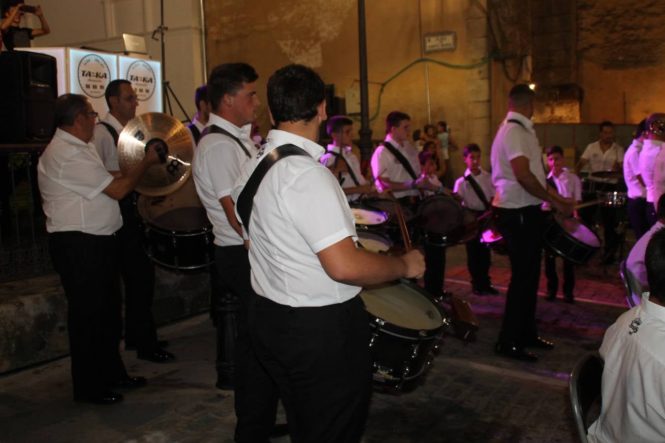 La Agrupación Musical Nuestro Padre Jesús Nazareno abrió el programa de la 'Velá' de Santa María con un magnífico concierto de verano. Todo un lujo disfrutar de la extraordinaria calidad de esta banda, al abrigo del templo visigodo jerezan. Sus integrantes deleitaron al público con la interpretación de obras muy conocidas, que invitaron a disfrutar de la fiesta que hoy prosigue en el Llano de Santa María. Esta mañana con los juegos populares: carrera de cintas en bicicleta, carrera de sacos, pucheros, juegos de agua..., junto a la apertura de la tradicional mesa de subasta y al servicio de barra para hacer frente al calor y disfrutar de sabores tradicionales, pues no ha faltado, como aperitivo, el pestorejo.