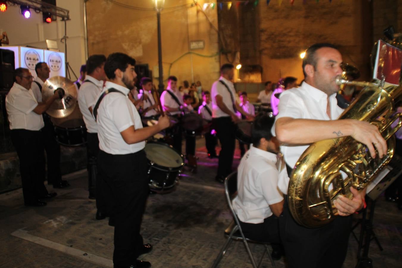 La Agrupación Musical Nuestro Padre Jesús Nazareno abrió el programa de la 'Velá' de Santa María con un magnífico concierto de verano. Todo un lujo disfrutar de la extraordinaria calidad de esta banda, al abrigo del templo visigodo jerezan. Sus integrantes deleitaron al público con la interpretación de obras muy conocidas, que invitaron a disfrutar de la fiesta que hoy prosigue en el Llano de Santa María. Esta mañana con los juegos populares: carrera de cintas en bicicleta, carrera de sacos, pucheros, juegos de agua..., junto a la apertura de la tradicional mesa de subasta y al servicio de barra para hacer frente al calor y disfrutar de sabores tradicionales, pues no ha faltado, como aperitivo, el pestorejo.