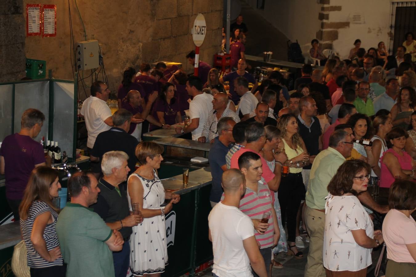 La Agrupación Musical Nuestro Padre Jesús Nazareno abrió el programa de la 'Velá' de Santa María con un magnífico concierto de verano. Todo un lujo disfrutar de la extraordinaria calidad de esta banda, al abrigo del templo visigodo jerezan. Sus integrantes deleitaron al público con la interpretación de obras muy conocidas, que invitaron a disfrutar de la fiesta que hoy prosigue en el Llano de Santa María. Esta mañana con los juegos populares: carrera de cintas en bicicleta, carrera de sacos, pucheros, juegos de agua..., junto a la apertura de la tradicional mesa de subasta y al servicio de barra para hacer frente al calor y disfrutar de sabores tradicionales, pues no ha faltado, como aperitivo, el pestorejo.