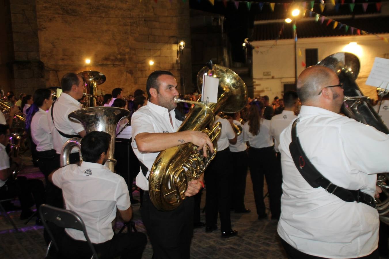 La Agrupación Musical Nuestro Padre Jesús Nazareno abrió el programa de la 'Velá' de Santa María con un magnífico concierto de verano. Todo un lujo disfrutar de la extraordinaria calidad de esta banda, al abrigo del templo visigodo jerezan. Sus integrantes deleitaron al público con la interpretación de obras muy conocidas, que invitaron a disfrutar de la fiesta que hoy prosigue en el Llano de Santa María. Esta mañana con los juegos populares: carrera de cintas en bicicleta, carrera de sacos, pucheros, juegos de agua..., junto a la apertura de la tradicional mesa de subasta y al servicio de barra para hacer frente al calor y disfrutar de sabores tradicionales, pues no ha faltado, como aperitivo, el pestorejo.