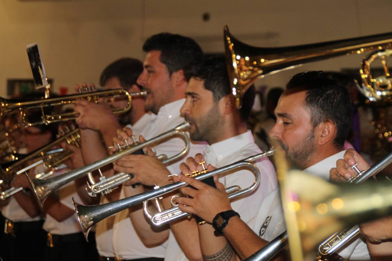 La Agrupación Musical Nuestro Padre Jesús Nazareno abrió el programa de la 'Velá' de Santa María con un magnífico concierto de verano. Todo un lujo disfrutar de la extraordinaria calidad de esta banda, al abrigo del templo visigodo jerezan. Sus integrantes deleitaron al público con la interpretación de obras muy conocidas, que invitaron a disfrutar de la fiesta que hoy prosigue en el Llano de Santa María. Esta mañana con los juegos populares: carrera de cintas en bicicleta, carrera de sacos, pucheros, juegos de agua..., junto a la apertura de la tradicional mesa de subasta y al servicio de barra para hacer frente al calor y disfrutar de sabores tradicionales, pues no ha faltado, como aperitivo, el pestorejo.
