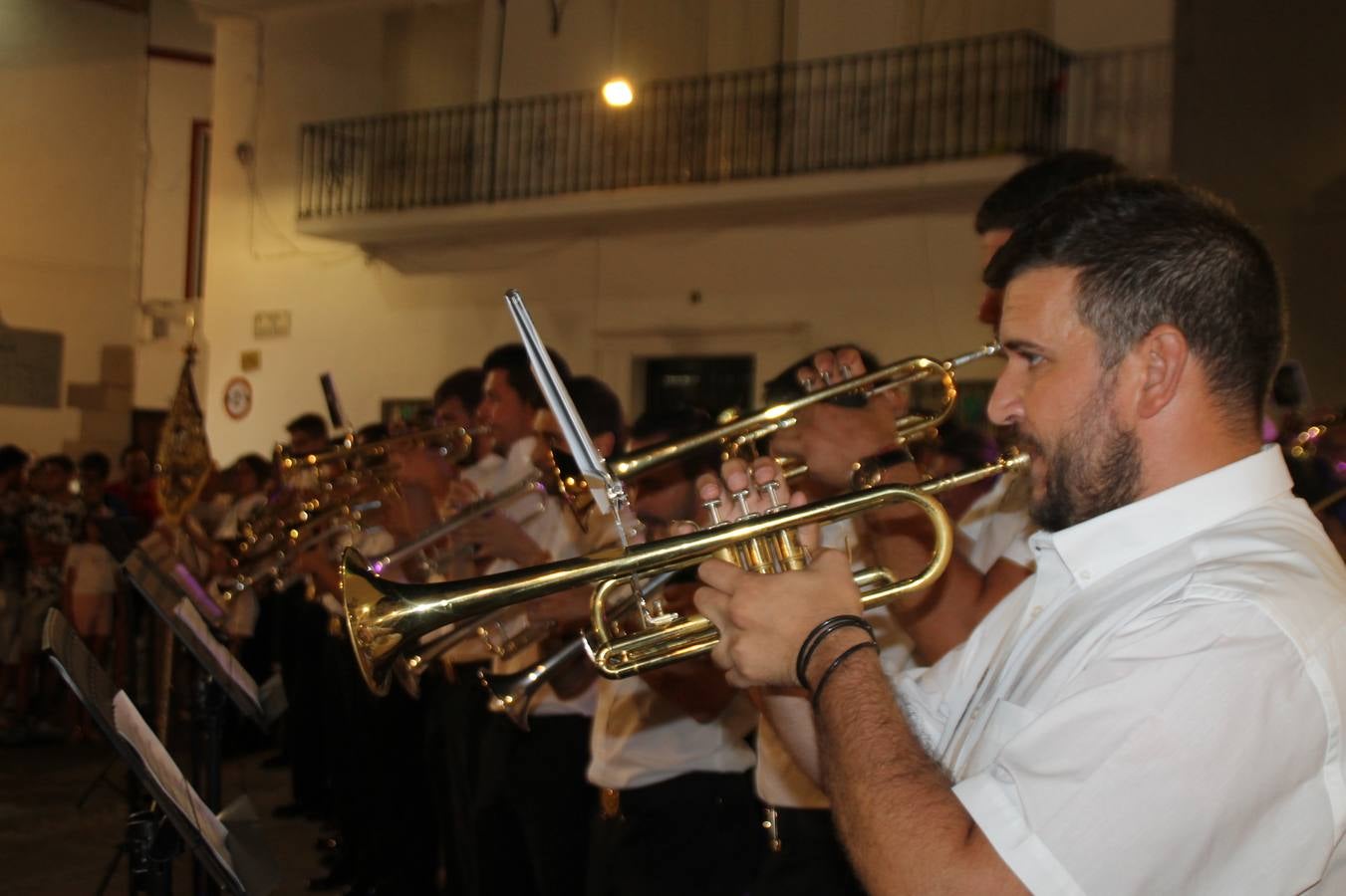 La Agrupación Musical Nuestro Padre Jesús Nazareno abrió el programa de la 'Velá' de Santa María con un magnífico concierto de verano. Todo un lujo disfrutar de la extraordinaria calidad de esta banda, al abrigo del templo visigodo jerezan. Sus integrantes deleitaron al público con la interpretación de obras muy conocidas, que invitaron a disfrutar de la fiesta que hoy prosigue en el Llano de Santa María. Esta mañana con los juegos populares: carrera de cintas en bicicleta, carrera de sacos, pucheros, juegos de agua..., junto a la apertura de la tradicional mesa de subasta y al servicio de barra para hacer frente al calor y disfrutar de sabores tradicionales, pues no ha faltado, como aperitivo, el pestorejo.