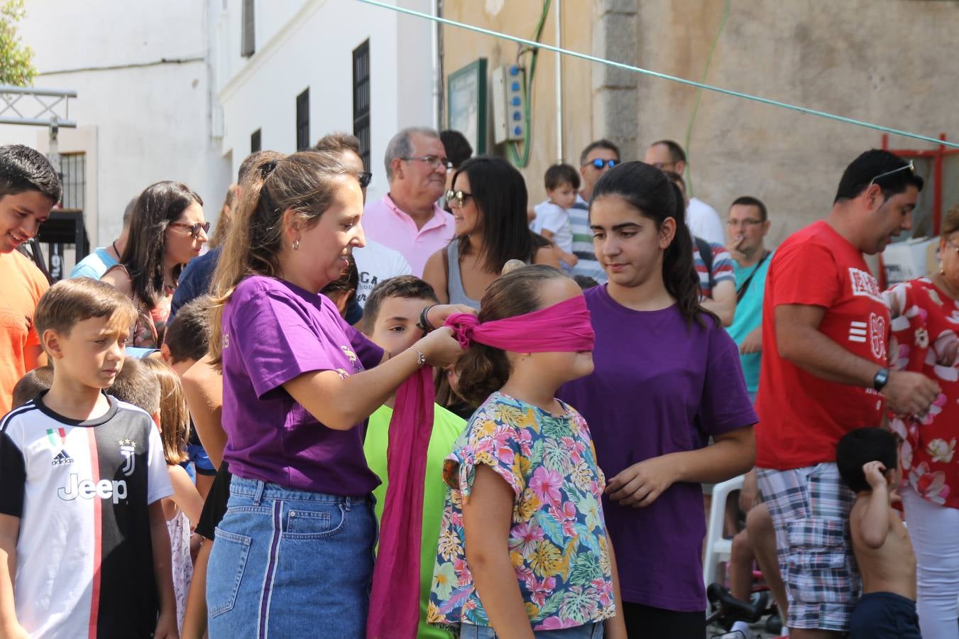 La Agrupación Musical Nuestro Padre Jesús Nazareno abrió el programa de la 'Velá' de Santa María con un magnífico concierto de verano. Todo un lujo disfrutar de la extraordinaria calidad de esta banda, al abrigo del templo visigodo jerezan. Sus integrantes deleitaron al público con la interpretación de obras muy conocidas, que invitaron a disfrutar de la fiesta que hoy prosigue en el Llano de Santa María. Esta mañana con los juegos populares: carrera de cintas en bicicleta, carrera de sacos, pucheros, juegos de agua..., junto a la apertura de la tradicional mesa de subasta y al servicio de barra para hacer frente al calor y disfrutar de sabores tradicionales, pues no ha faltado, como aperitivo, el pestorejo.