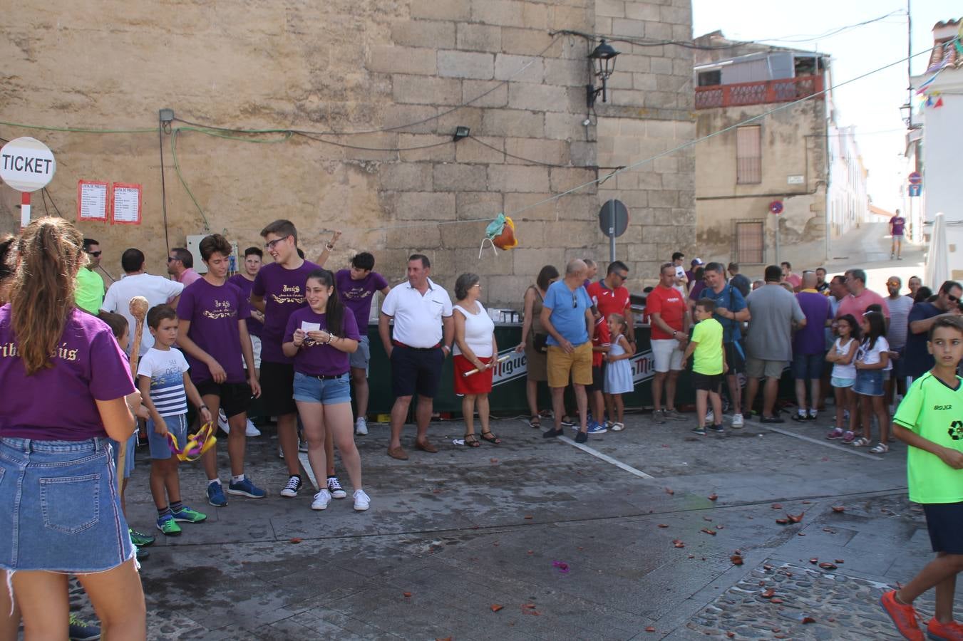 La Agrupación Musical Nuestro Padre Jesús Nazareno abrió el programa de la 'Velá' de Santa María con un magnífico concierto de verano. Todo un lujo disfrutar de la extraordinaria calidad de esta banda, al abrigo del templo visigodo jerezan. Sus integrantes deleitaron al público con la interpretación de obras muy conocidas, que invitaron a disfrutar de la fiesta que hoy prosigue en el Llano de Santa María. Esta mañana con los juegos populares: carrera de cintas en bicicleta, carrera de sacos, pucheros, juegos de agua..., junto a la apertura de la tradicional mesa de subasta y al servicio de barra para hacer frente al calor y disfrutar de sabores tradicionales, pues no ha faltado, como aperitivo, el pestorejo.
