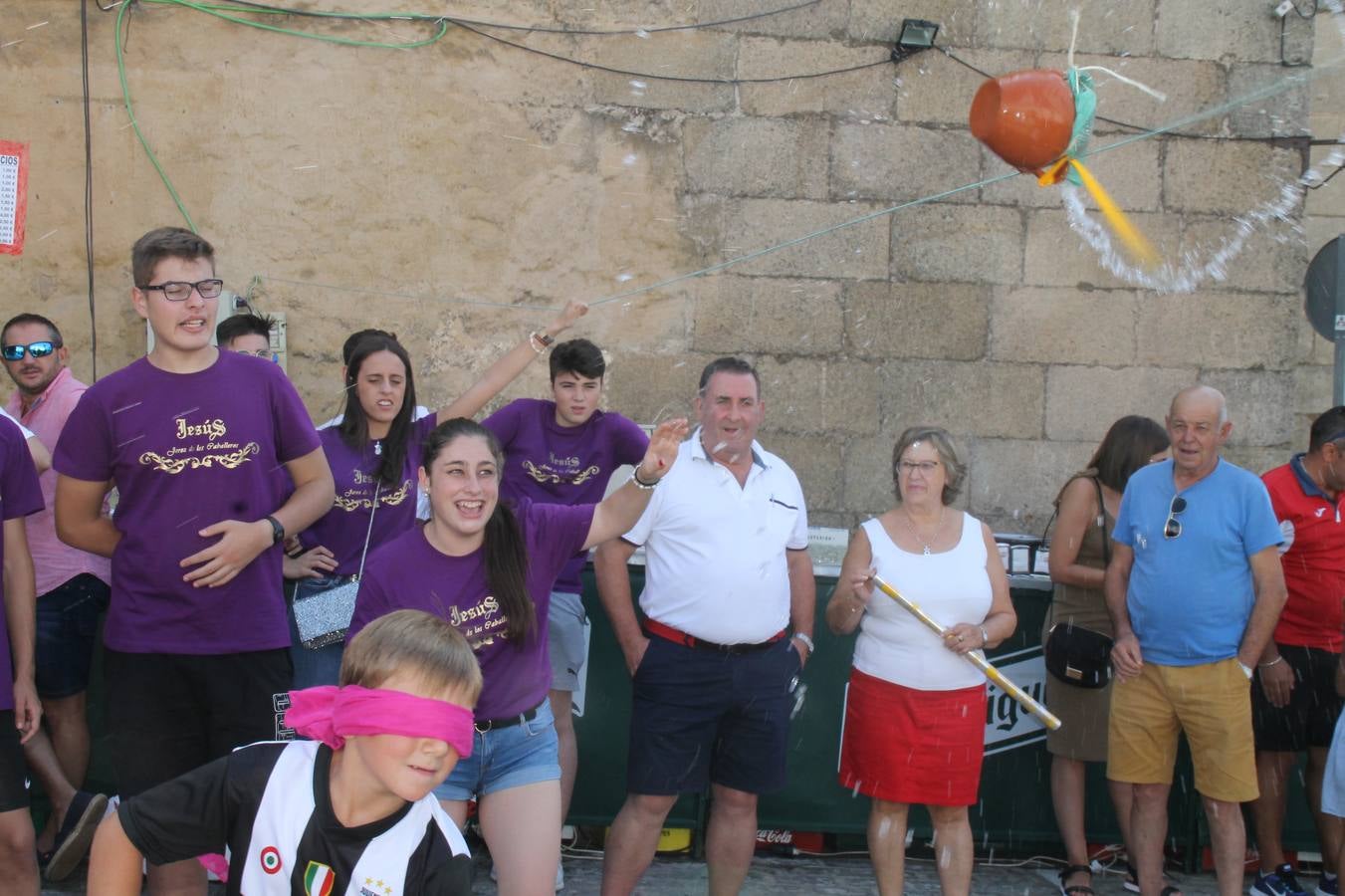 La Agrupación Musical Nuestro Padre Jesús Nazareno abrió el programa de la 'Velá' de Santa María con un magnífico concierto de verano. Todo un lujo disfrutar de la extraordinaria calidad de esta banda, al abrigo del templo visigodo jerezan. Sus integrantes deleitaron al público con la interpretación de obras muy conocidas, que invitaron a disfrutar de la fiesta que hoy prosigue en el Llano de Santa María. Esta mañana con los juegos populares: carrera de cintas en bicicleta, carrera de sacos, pucheros, juegos de agua..., junto a la apertura de la tradicional mesa de subasta y al servicio de barra para hacer frente al calor y disfrutar de sabores tradicionales, pues no ha faltado, como aperitivo, el pestorejo.