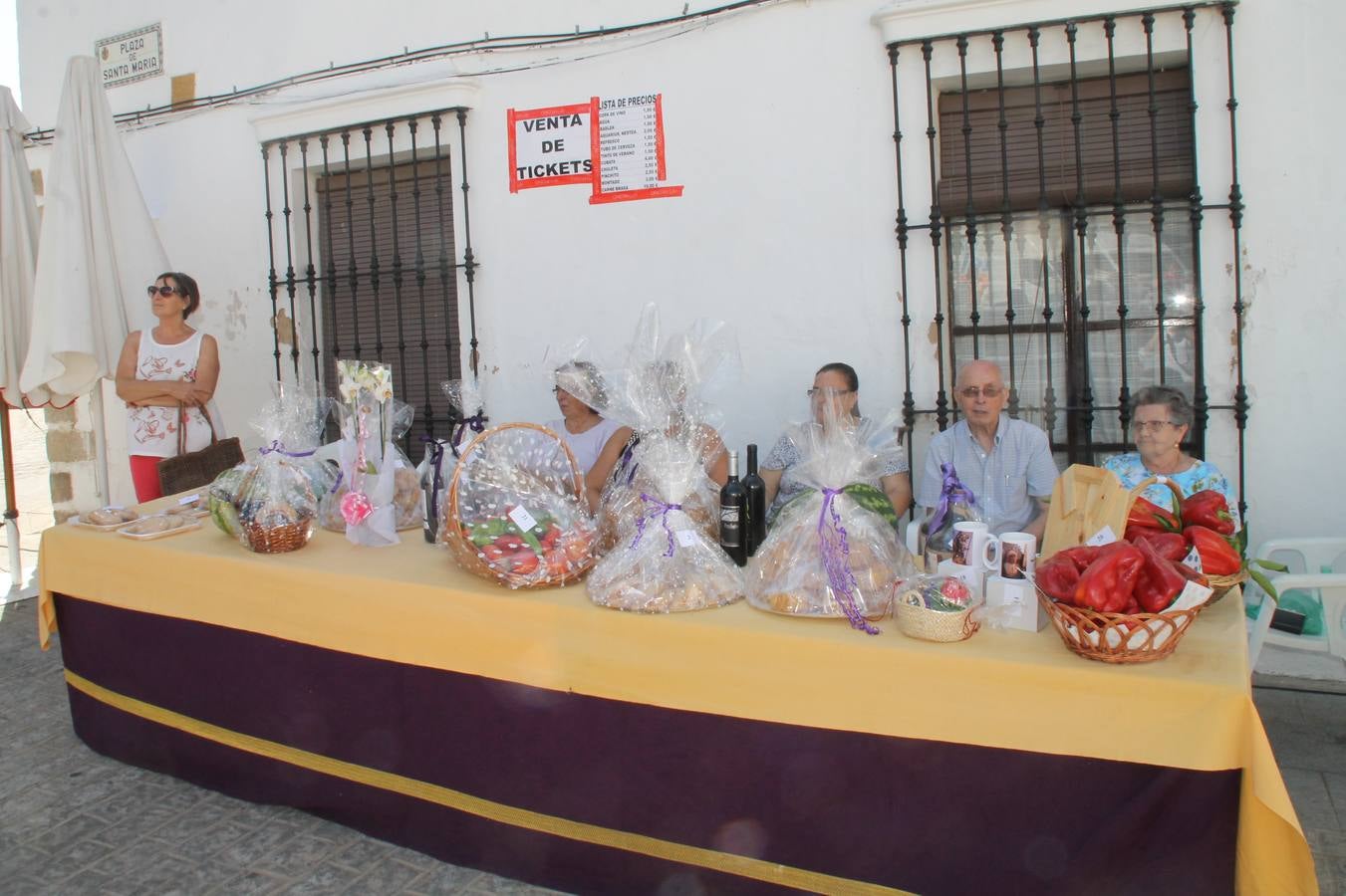 La Agrupación Musical Nuestro Padre Jesús Nazareno abrió el programa de la 'Velá' de Santa María con un magnífico concierto de verano. Todo un lujo disfrutar de la extraordinaria calidad de esta banda, al abrigo del templo visigodo jerezan. Sus integrantes deleitaron al público con la interpretación de obras muy conocidas, que invitaron a disfrutar de la fiesta que hoy prosigue en el Llano de Santa María. Esta mañana con los juegos populares: carrera de cintas en bicicleta, carrera de sacos, pucheros, juegos de agua..., junto a la apertura de la tradicional mesa de subasta y al servicio de barra para hacer frente al calor y disfrutar de sabores tradicionales, pues no ha faltado, como aperitivo, el pestorejo.