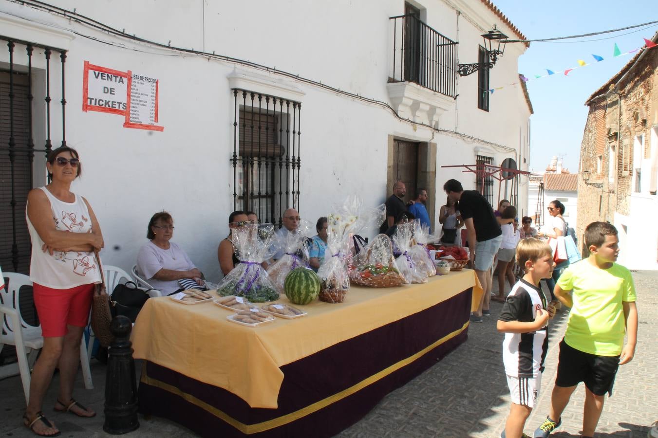 La Agrupación Musical Nuestro Padre Jesús Nazareno abrió el programa de la 'Velá' de Santa María con un magnífico concierto de verano. Todo un lujo disfrutar de la extraordinaria calidad de esta banda, al abrigo del templo visigodo jerezan. Sus integrantes deleitaron al público con la interpretación de obras muy conocidas, que invitaron a disfrutar de la fiesta que hoy prosigue en el Llano de Santa María. Esta mañana con los juegos populares: carrera de cintas en bicicleta, carrera de sacos, pucheros, juegos de agua..., junto a la apertura de la tradicional mesa de subasta y al servicio de barra para hacer frente al calor y disfrutar de sabores tradicionales, pues no ha faltado, como aperitivo, el pestorejo.