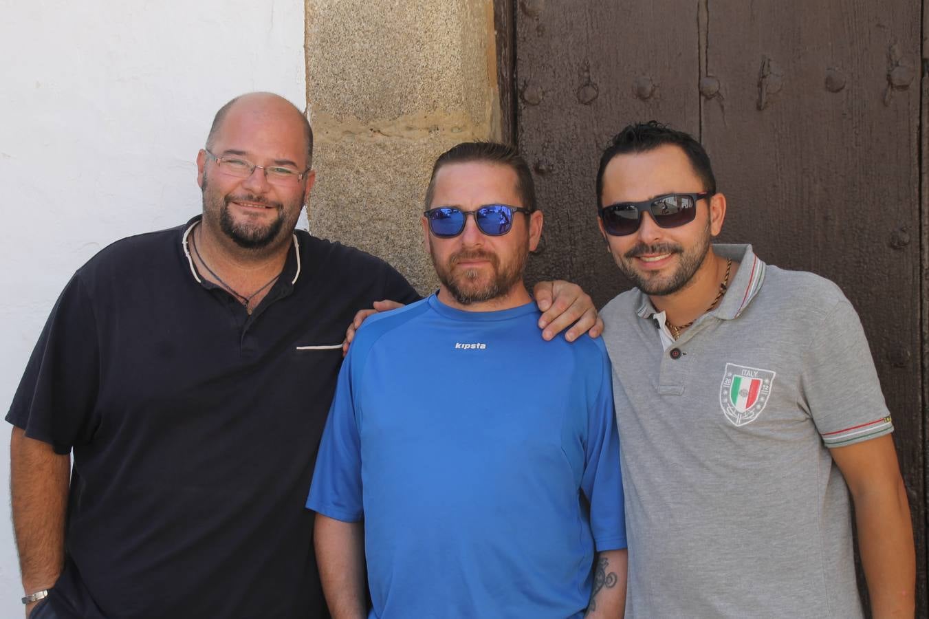 La Agrupación Musical Nuestro Padre Jesús Nazareno abrió el programa de la 'Velá' de Santa María con un magnífico concierto de verano. Todo un lujo disfrutar de la extraordinaria calidad de esta banda, al abrigo del templo visigodo jerezan. Sus integrantes deleitaron al público con la interpretación de obras muy conocidas, que invitaron a disfrutar de la fiesta que hoy prosigue en el Llano de Santa María. Esta mañana con los juegos populares: carrera de cintas en bicicleta, carrera de sacos, pucheros, juegos de agua..., junto a la apertura de la tradicional mesa de subasta y al servicio de barra para hacer frente al calor y disfrutar de sabores tradicionales, pues no ha faltado, como aperitivo, el pestorejo.