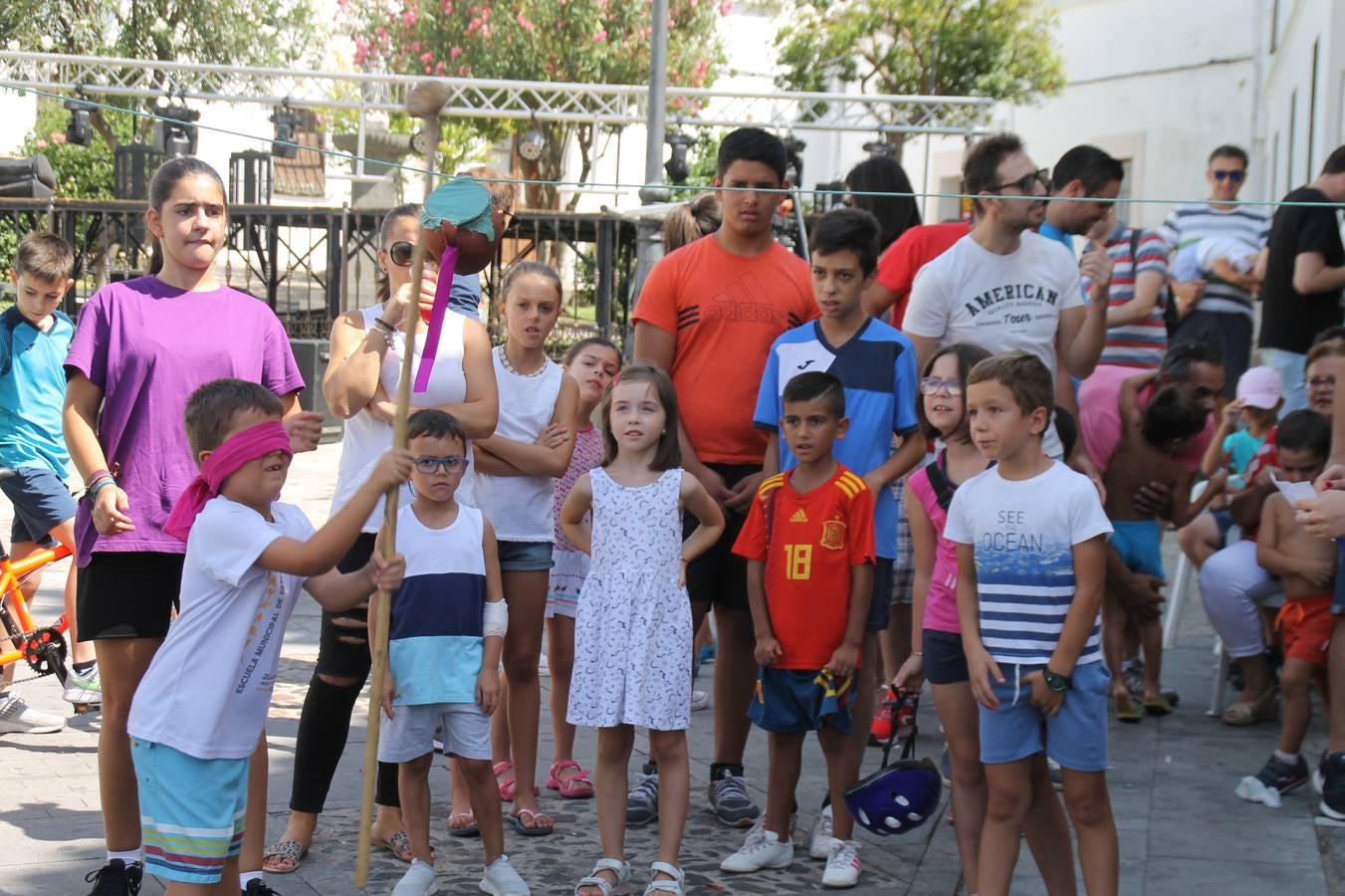 La Agrupación Musical Nuestro Padre Jesús Nazareno abrió el programa de la 'Velá' de Santa María con un magnífico concierto de verano. Todo un lujo disfrutar de la extraordinaria calidad de esta banda, al abrigo del templo visigodo jerezan. Sus integrantes deleitaron al público con la interpretación de obras muy conocidas, que invitaron a disfrutar de la fiesta que hoy prosigue en el Llano de Santa María. Esta mañana con los juegos populares: carrera de cintas en bicicleta, carrera de sacos, pucheros, juegos de agua..., junto a la apertura de la tradicional mesa de subasta y al servicio de barra para hacer frente al calor y disfrutar de sabores tradicionales, pues no ha faltado, como aperitivo, el pestorejo.
