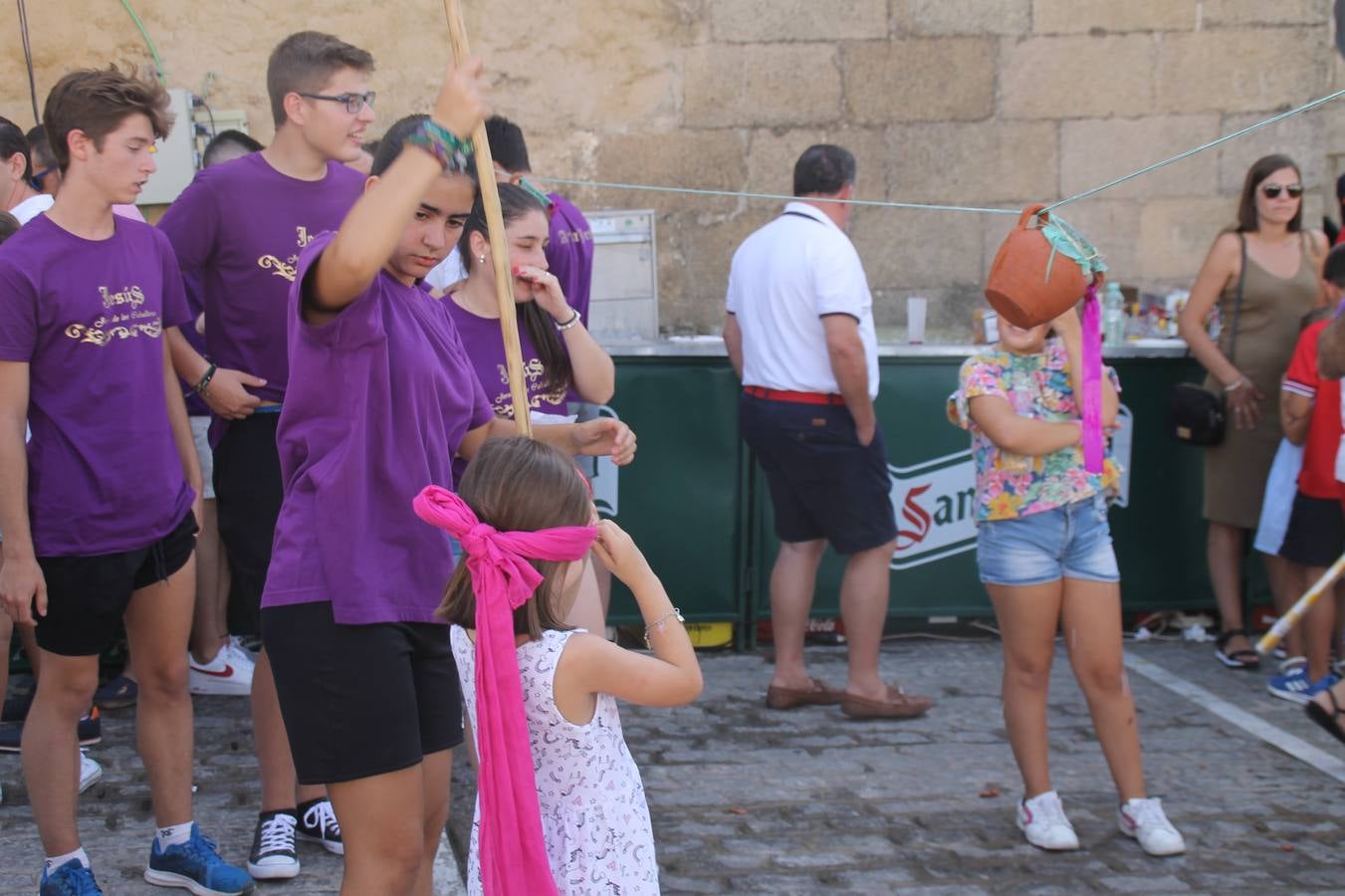 La Agrupación Musical Nuestro Padre Jesús Nazareno abrió el programa de la 'Velá' de Santa María con un magnífico concierto de verano. Todo un lujo disfrutar de la extraordinaria calidad de esta banda, al abrigo del templo visigodo jerezan. Sus integrantes deleitaron al público con la interpretación de obras muy conocidas, que invitaron a disfrutar de la fiesta que hoy prosigue en el Llano de Santa María. Esta mañana con los juegos populares: carrera de cintas en bicicleta, carrera de sacos, pucheros, juegos de agua..., junto a la apertura de la tradicional mesa de subasta y al servicio de barra para hacer frente al calor y disfrutar de sabores tradicionales, pues no ha faltado, como aperitivo, el pestorejo.